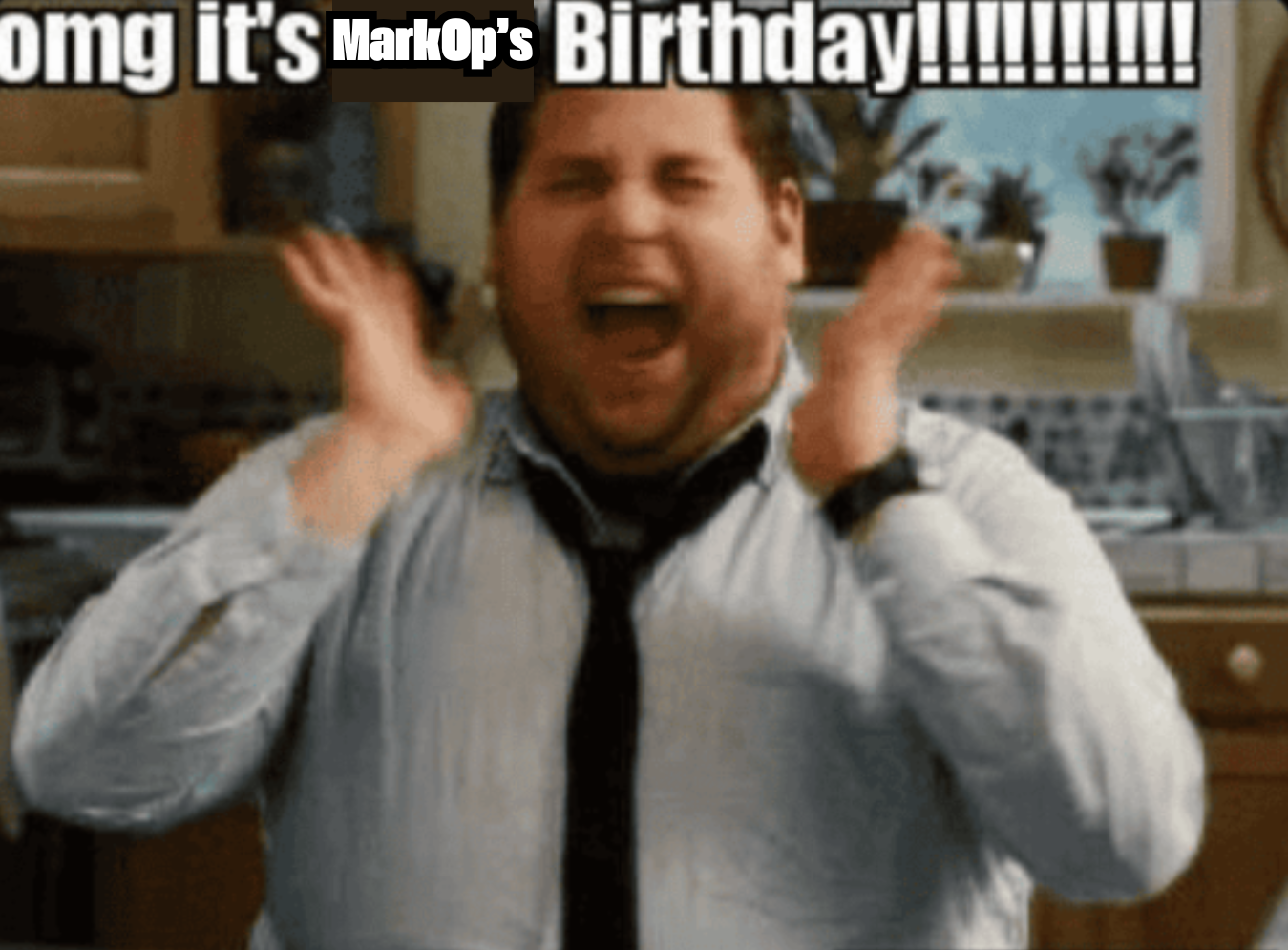Ein begeisterter Mann klatscht aufgeregt in die Hände, mit dem Text: „omg it's MarkOp’s Birthday!!!!!!!!!!“.