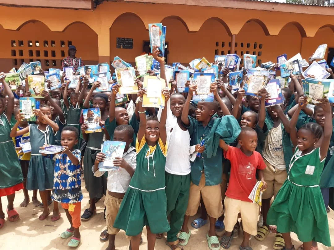 Schüler:innen aus Sierra Leone freuen sich über neue Schulhefte.