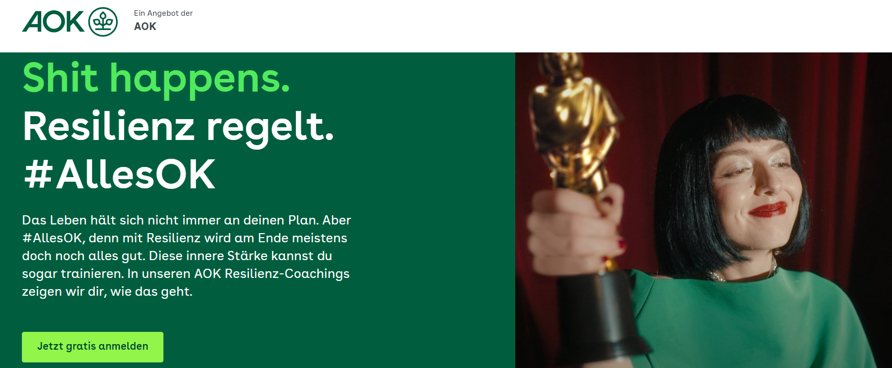 AOK-Werbegrafik mit dem Slogan „Shit happens. Resilienz regelt. #AllesOK“ und einer Frau mit Trophäe.