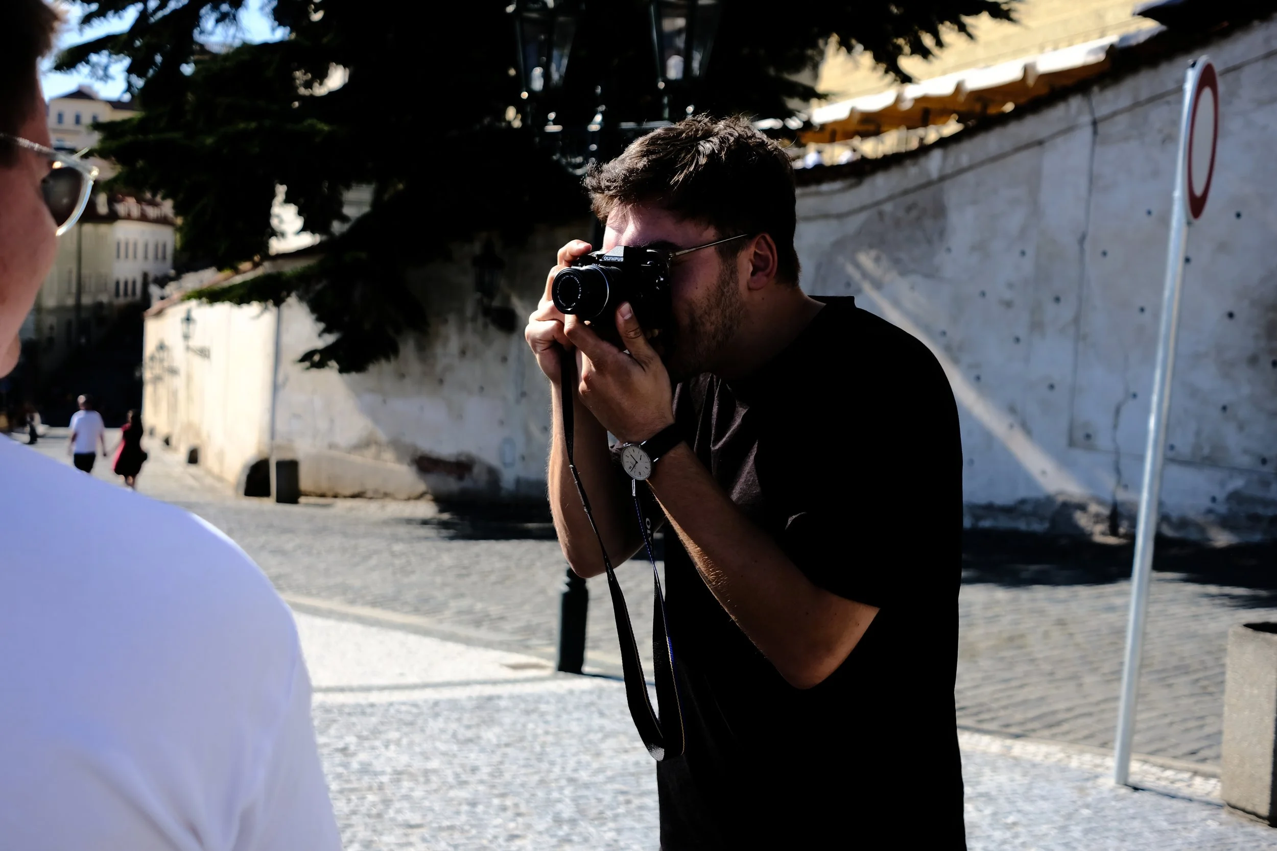 Alex als Fotograf beim Fotoshooting in Prag