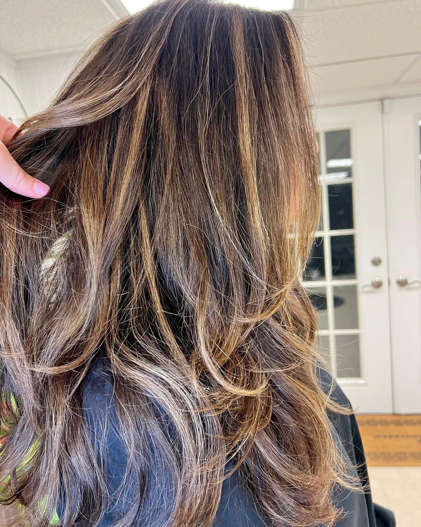 ✨RIBBONS✨

I love working on @janine.vecchia. First of all your hair is GOR.GEOUS!  Second you always give me creative freedom. 🙏🏻. 

#foilayage #bostonfoilyage #bostonbackbay☀️🏃 #wellacolor #shadeseqgloss #bostoncolorist