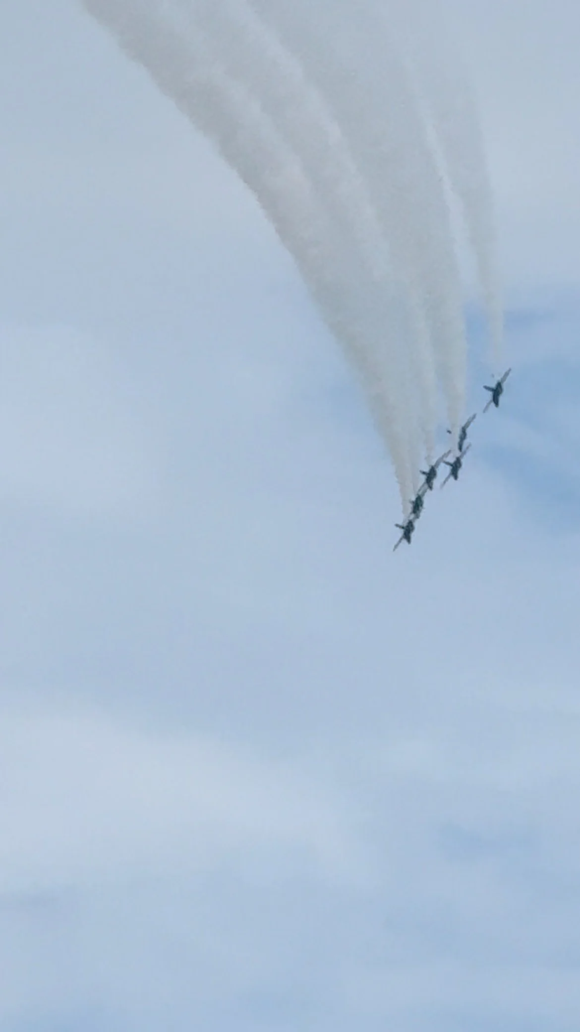 Captured a decent video from the farm of the Blue Angels performing up the road in the Branson area. One more air show tomorrow and they’ll be heading out. It’s been loud the last few days but enjoyable watching them.
#blueangels #bluea