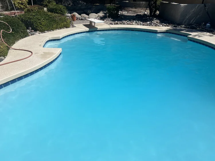 Pool with Ultra Blue quartz finish