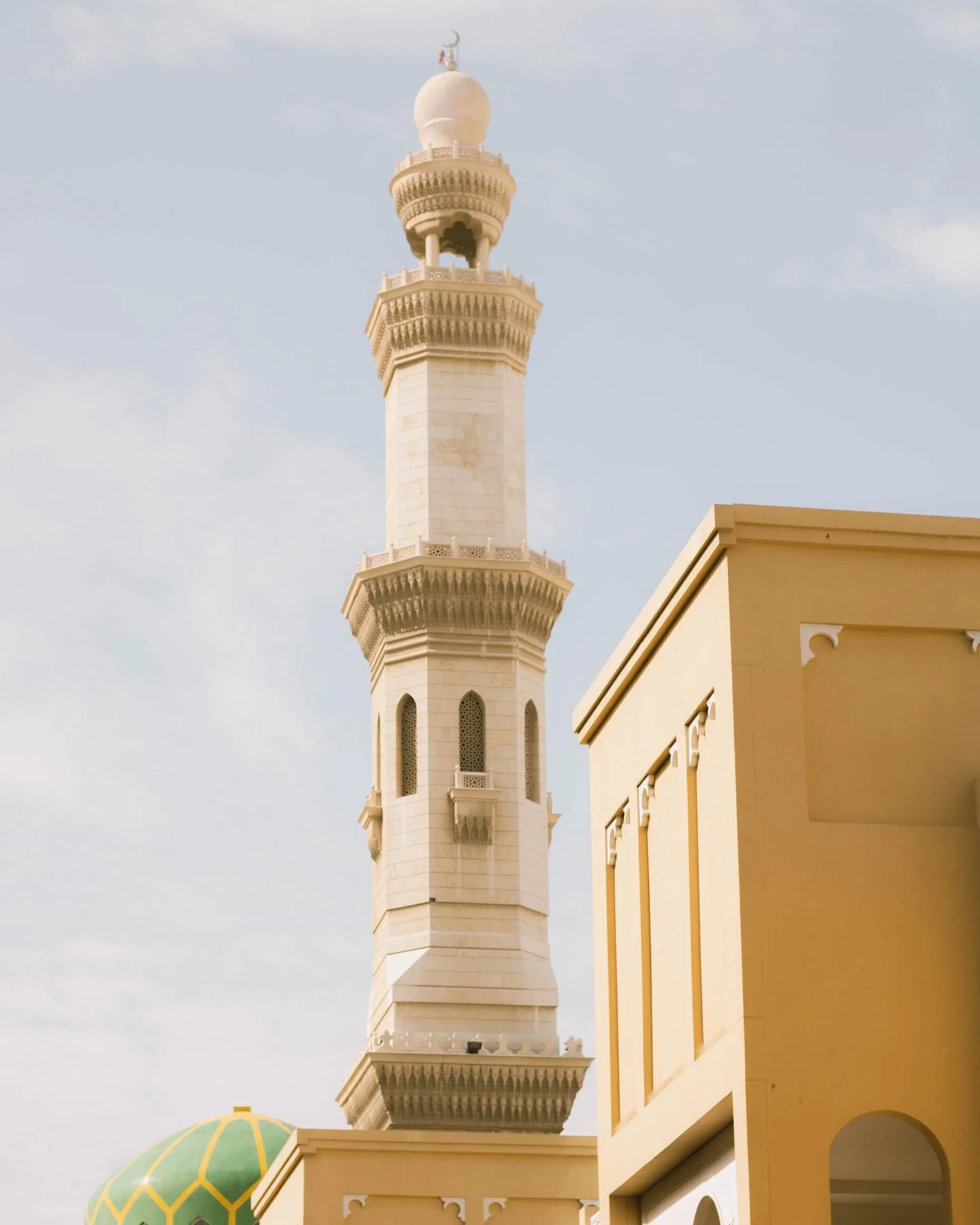 starting off the dubai photo dump with a picture of this beautiful mosque right outside of the souks 💌

&bull;
&bull;
&bull;
&bull;
&bull;

#traveltheworld #dubailife #travelphotography #canonshooters #lightroomedit #architecture #dubaiphotos #archi