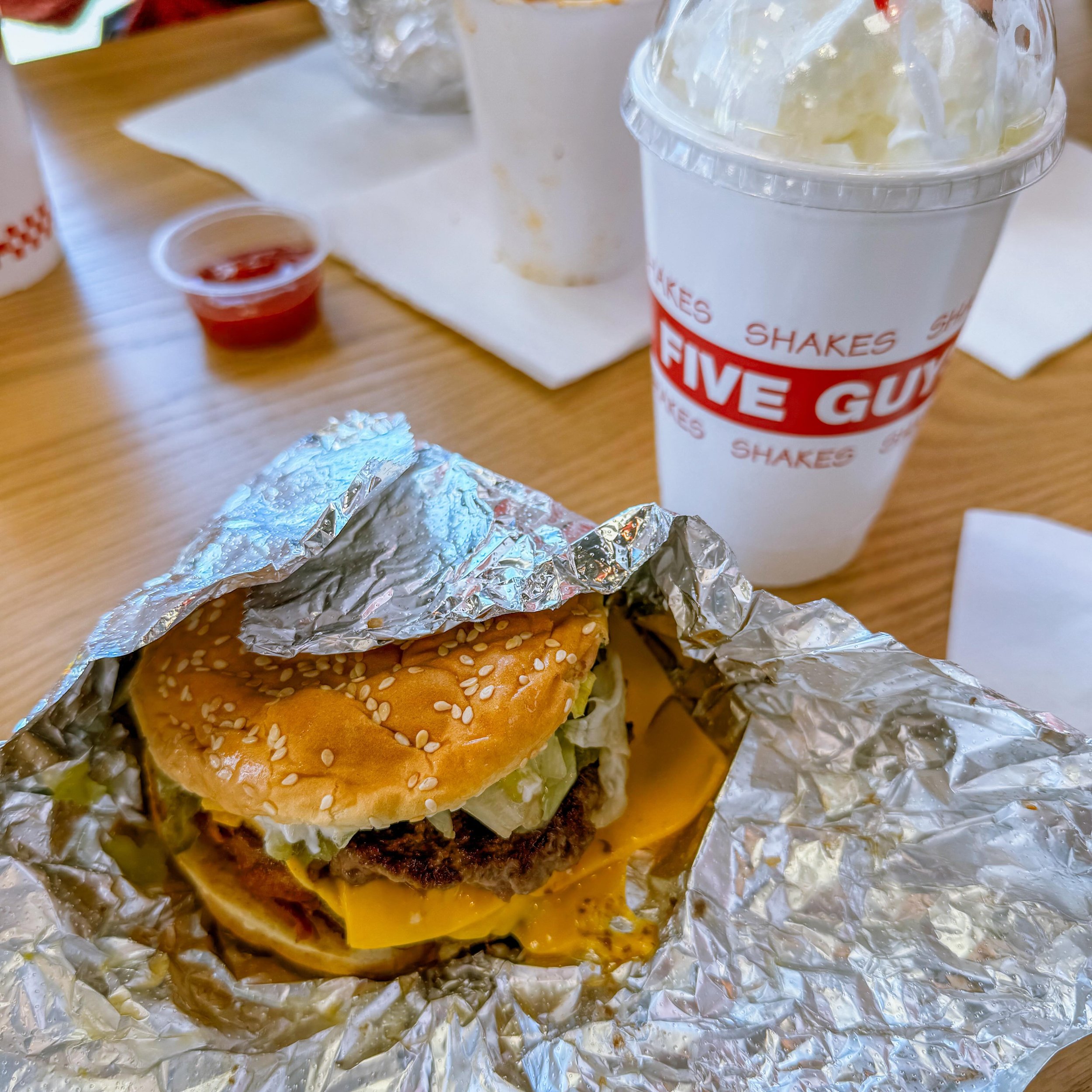 Love me some 🍔🍟🥤

There was sooo much bacon

#fiveguys #omahabloggers #omahafoodlovers #omahafoodie #fiveguysburgersandfries #bellevuene #burgerandfries #reesesmilkshake #baconcheeseburger