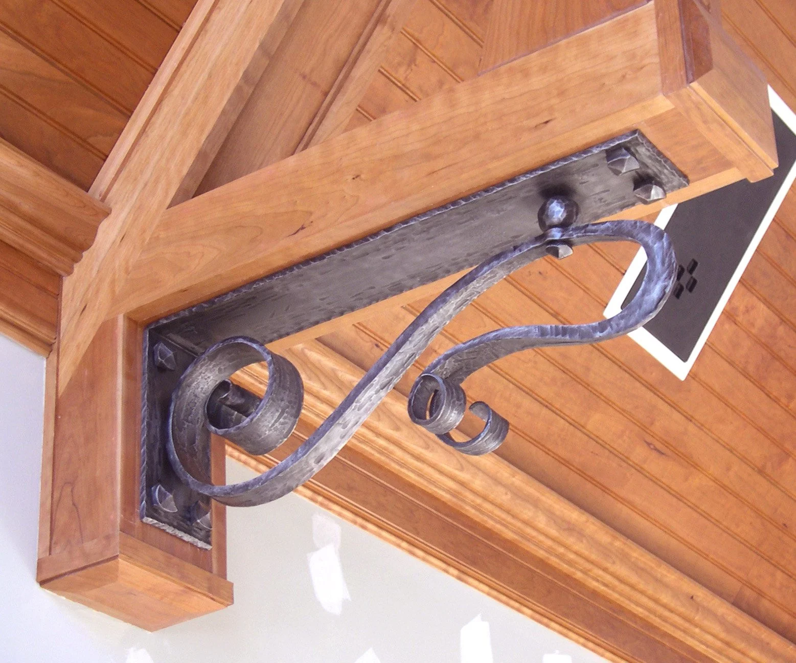 Iron Bracket_StudioRAI.jpg