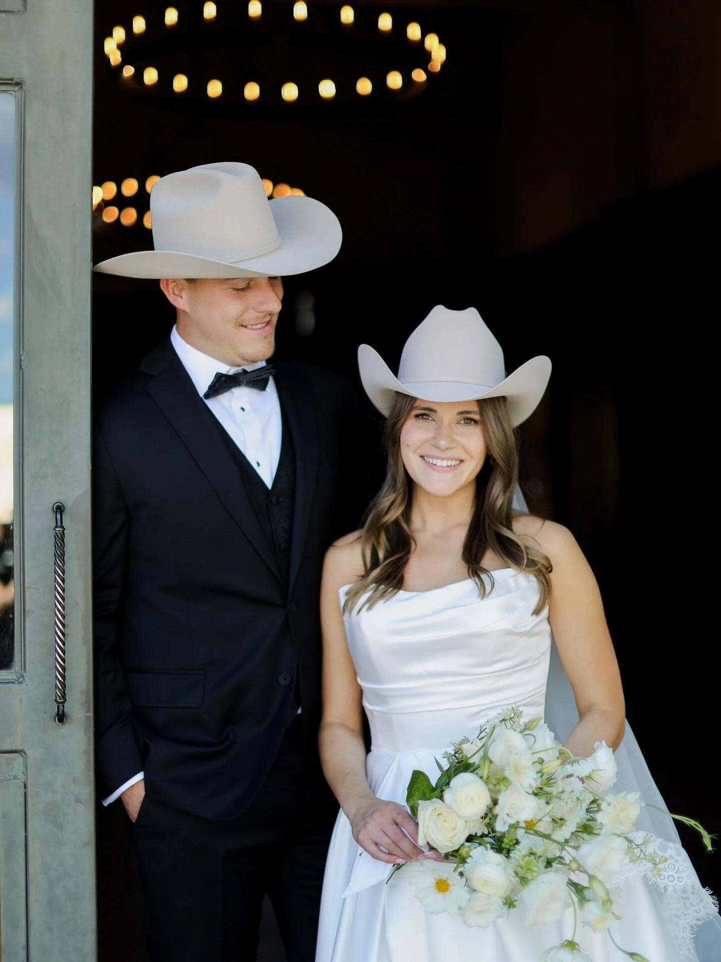 Where elegance drifts through the meadow. 🌾✨

Photographer: @jennaaaphoto 

#luxuryranch #utahwedding #ranchwedding