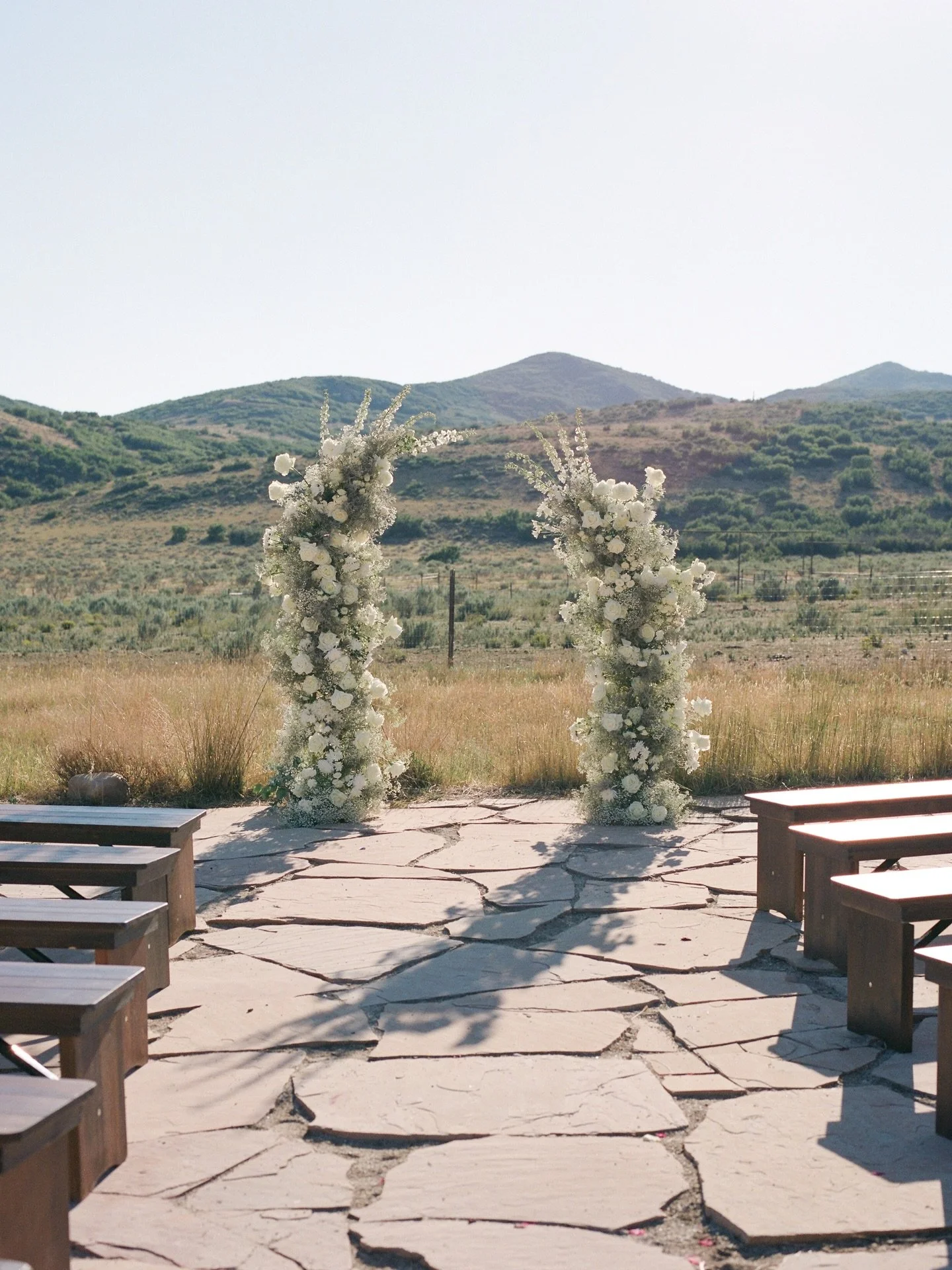 Give me fresh flowers and an old love. 🕰️🤍
- Kavya 

Photographer: @arielkphoto 

#parkcitywedding #utahwedding #luxuryranchwedding