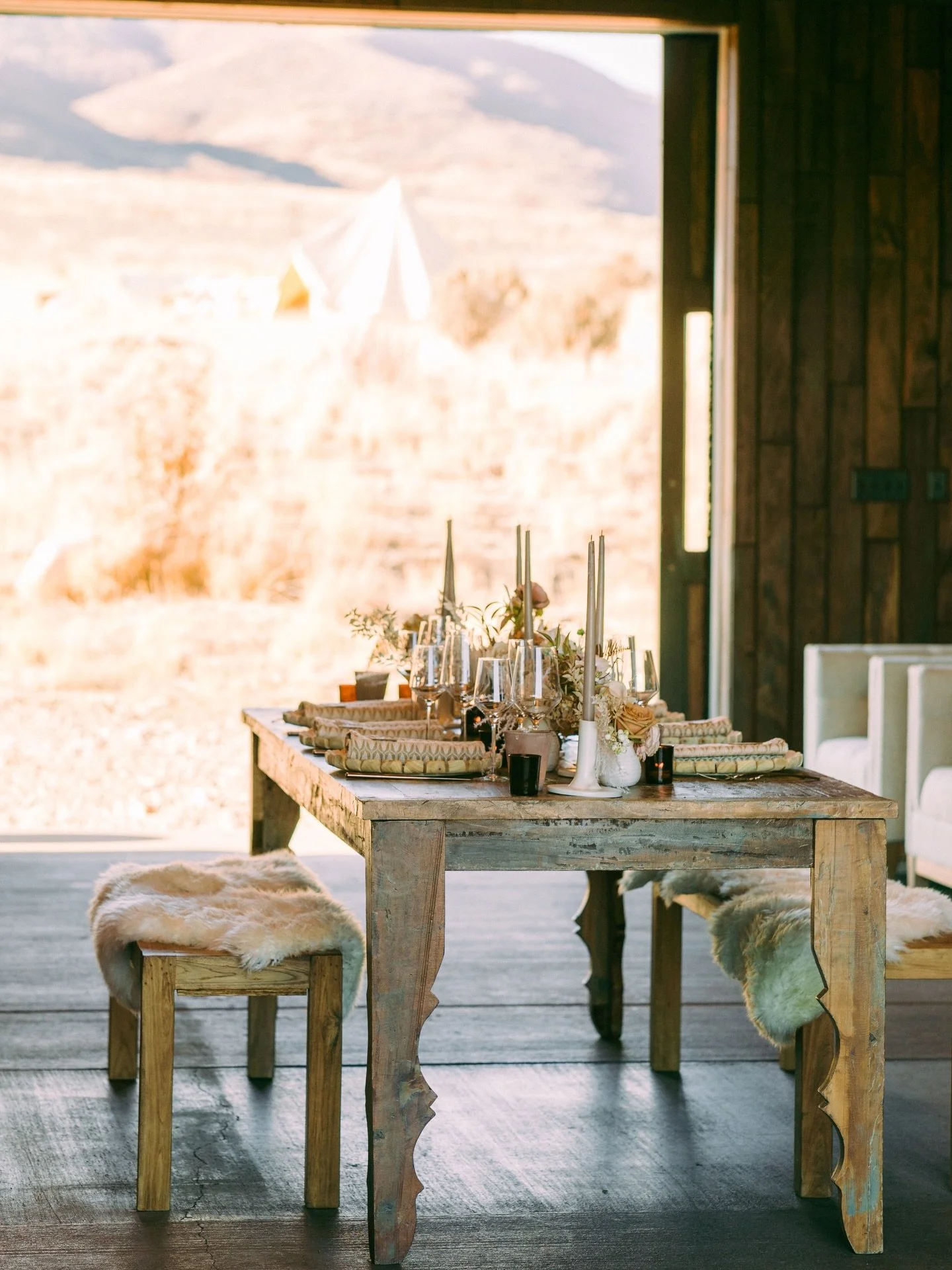 Tag Ranch is the perfect place to gather, meet, make ideas come to life in the open air. 🌾🪶

Planning/Design: @bluebirdparkcity
Floral Design: @orchiddynasty
Rentals: @vaulteventrentals
Photography: @sparkle_illuminating 

#parkcitycorporateteambud