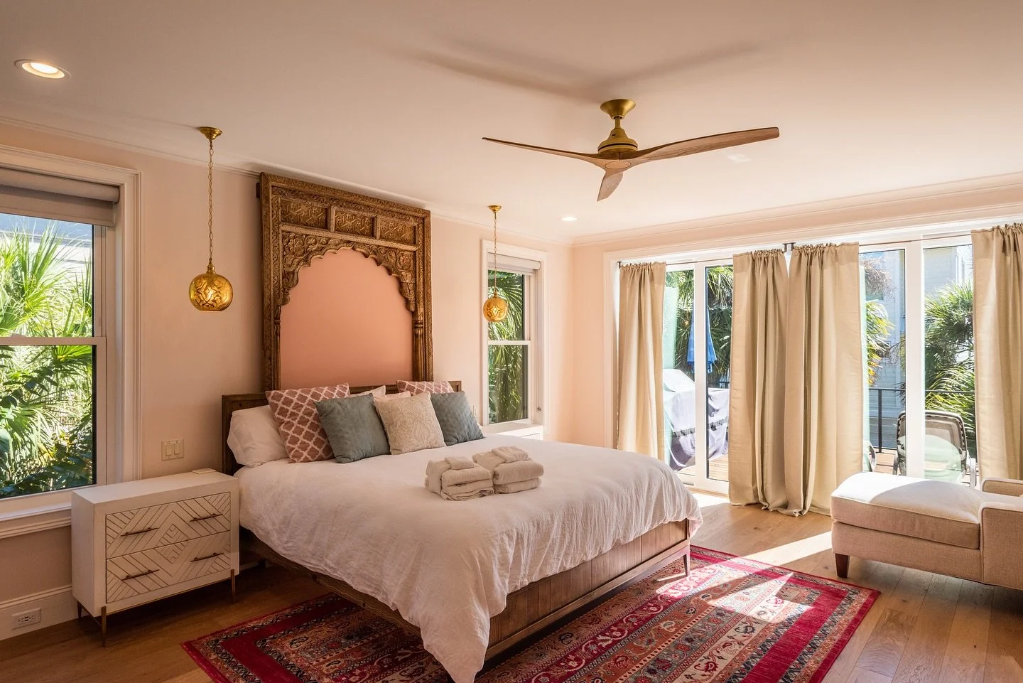 Fall decor doesn&rsquo;t have to be all Halloween or all orange, it can simply be warmer tones, extra throw blankets, or lower &amp; warmer lighting! 🍂 

See our latest blog for more tips with fall decor! 
🔗 in bio &amp; story highlight &ldquo;Blog