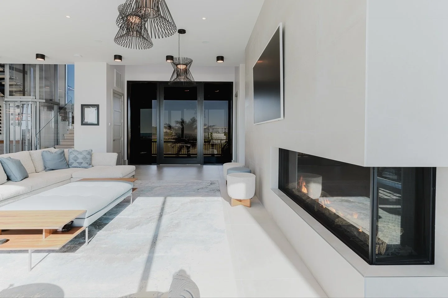 Finally chilly enough to turn on the fireplace? It&rsquo;s time!!!🪵🔥🎄
.
.
.
#fireplace #winter #chilly #fall #home #homedecor #homedesign #modernhome #interiordesign #customhome #customhomebuilder #homebuilder #livingroom #livingroomideas #livingr