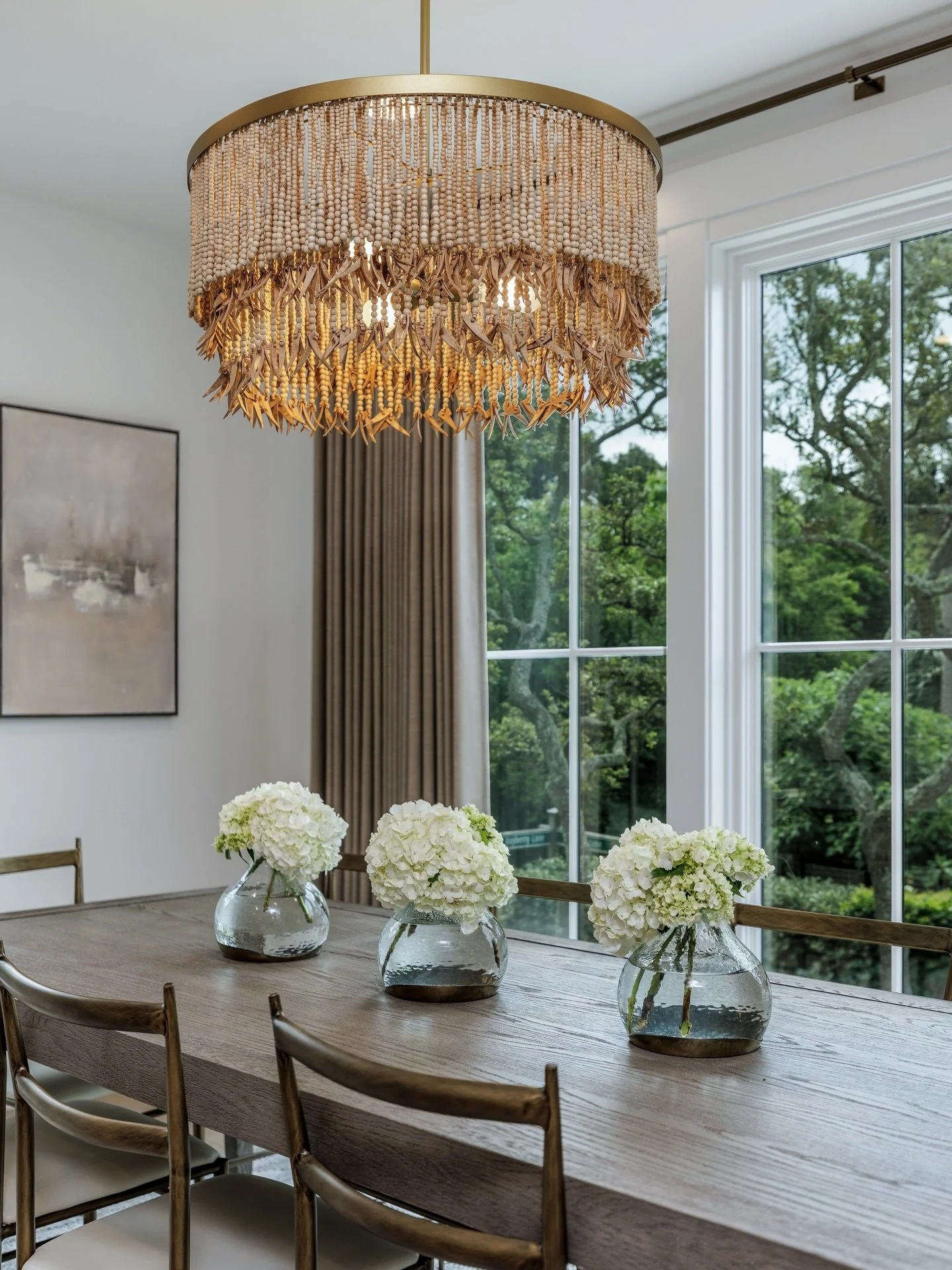You&rsquo;ll want to gather at this table with the family and stay a while &hellip; 🪻
.
.
.
#home #homesweethome #diningroom #interiordesign #homedecor