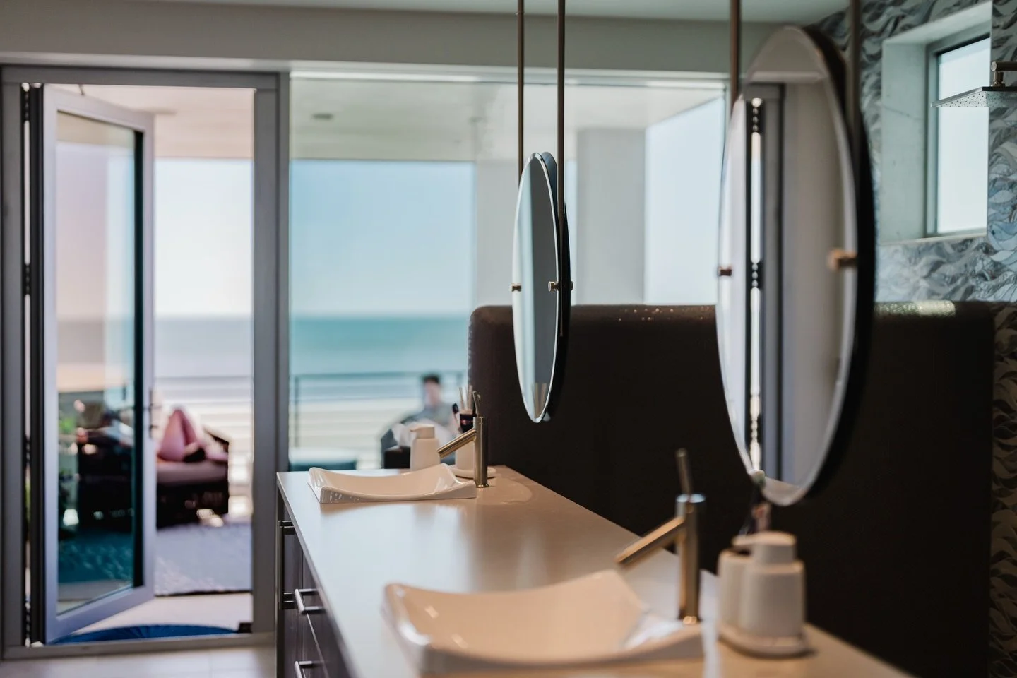 Even the bathroom has views 👌🏼😍

.
.
.
#homebuilder #customhome #bathroomgoals #interiordesign #bathroomdesign