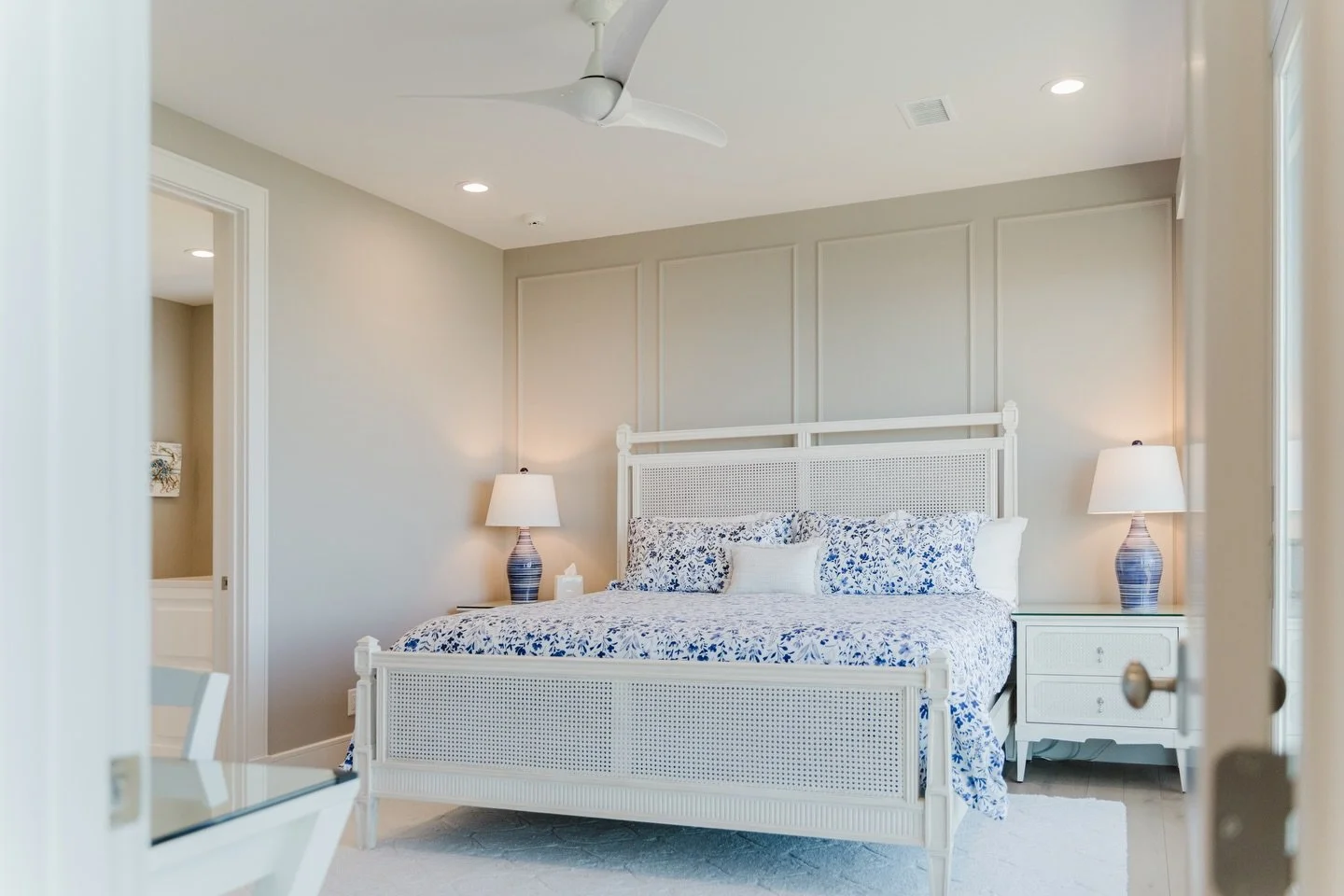 Top 5 Things to Consider When Designing Your Primary Bedroom!
Tips for coastal homes, storage, decor &amp; more! See the latest blog link in our story or visit our site linked in the bio! 🛏️

.
.
.
#homebuilder #customhome #bedroomdesign #interiorde