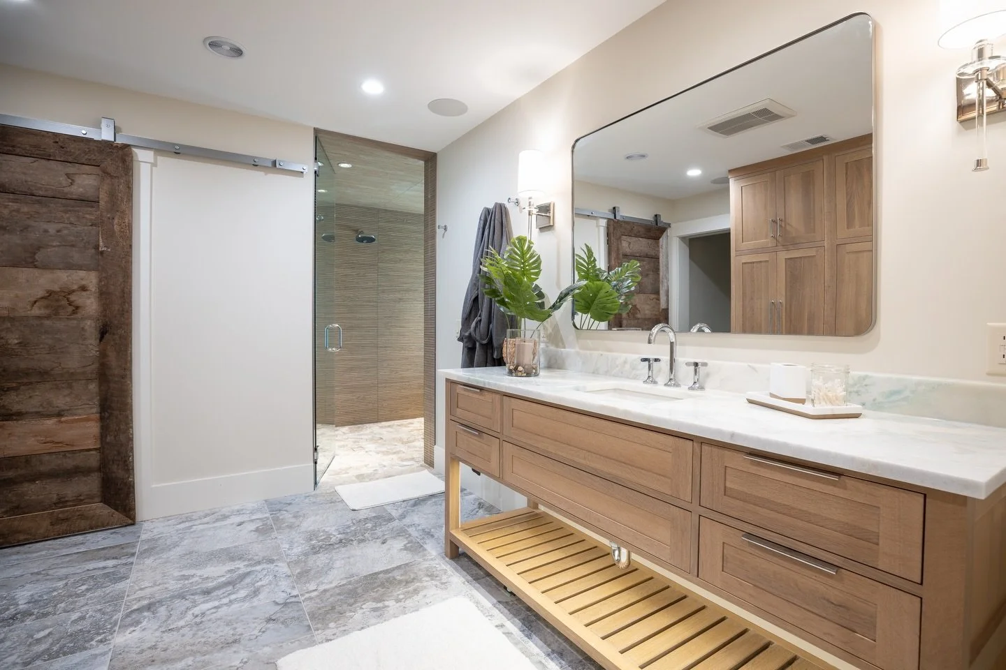 Our favorite detail of this property&hellip; the spa-like primary bath 🛁 
.
.
.
#homebuilder #customhome #interiordesign #bathroominspiration #bathroominspiration