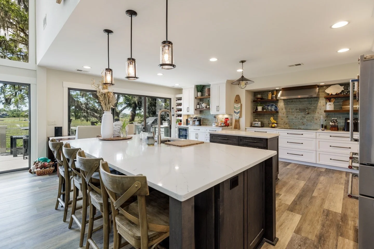 A perfect balance of modern coastal &amp; traditional design! You can combine a few styles to find the coastal design that suits you!

This kitchen has a relaxed beach vibe that leans into the modern appeal! 🐠🌾🌊☀️

#homebuilder #kitchenrenovation 