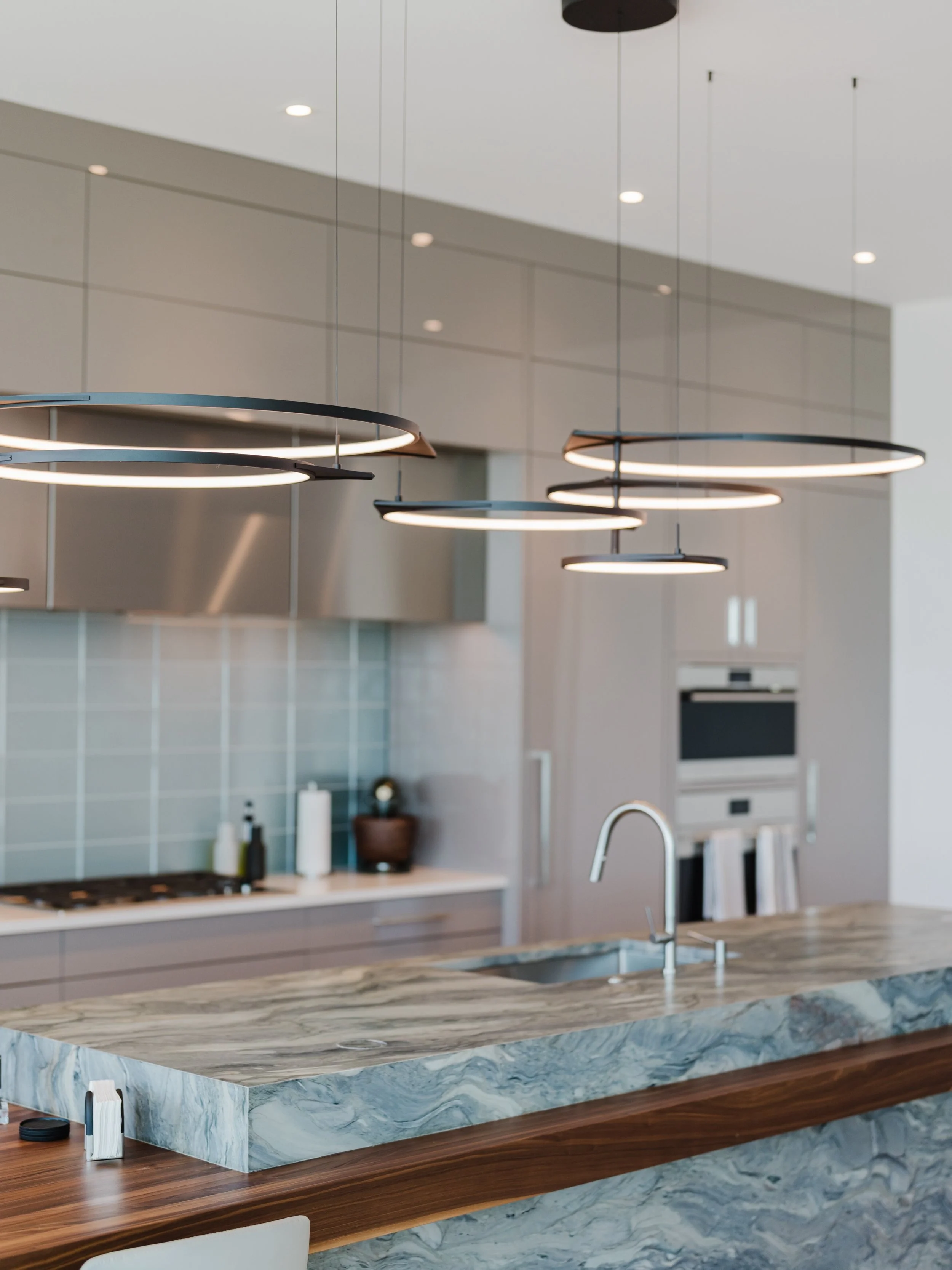 Mesmerizing details 🙌🏼

.
.
.
#customhomebuilder #interiordesign #modernkitchen #marble #kitchen