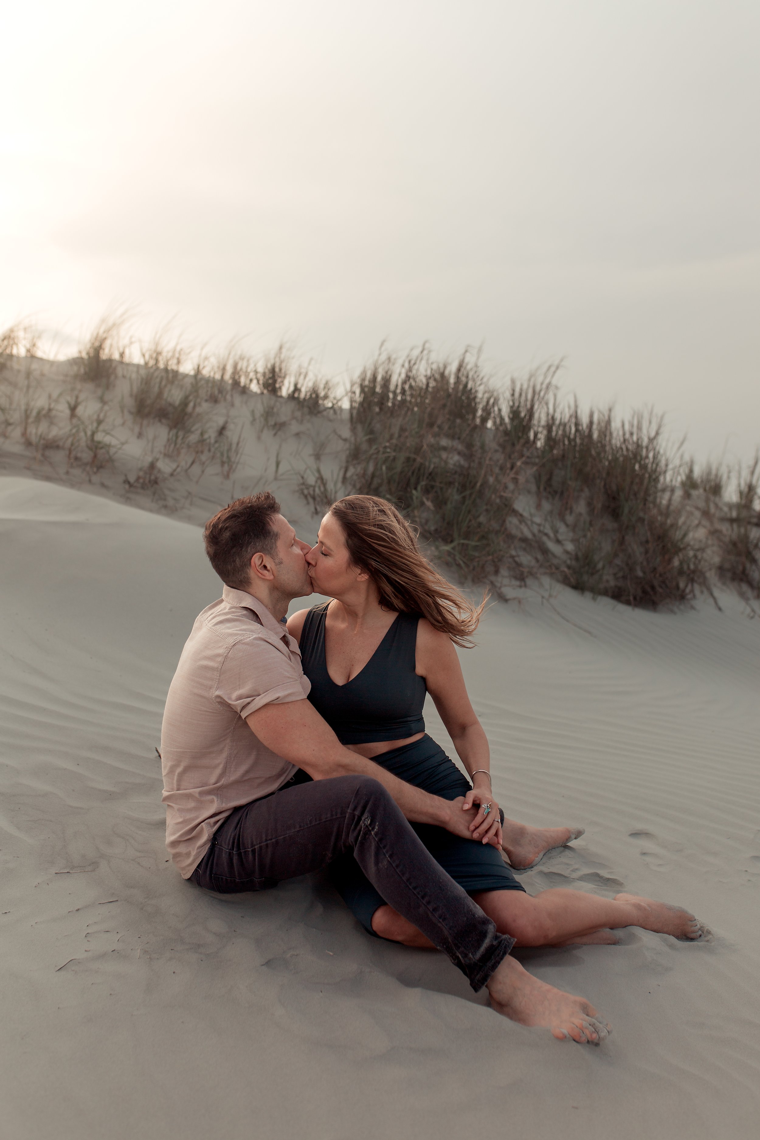 couple kissing on myrtle beach