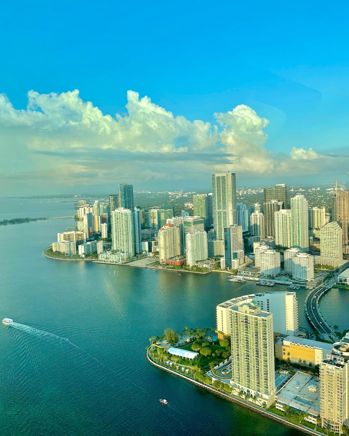 Well hello Miami 😍 Views from our private plane tour ✈️✨
.
.
.
.
#miami #miamibeach #miaminightlife #thingstodo #thingstodomiami #mia #fll #beach #views #florida #florida #soflo #downtown #amazingviews #miamidowntown #buildings #visitmiami #tourmiam