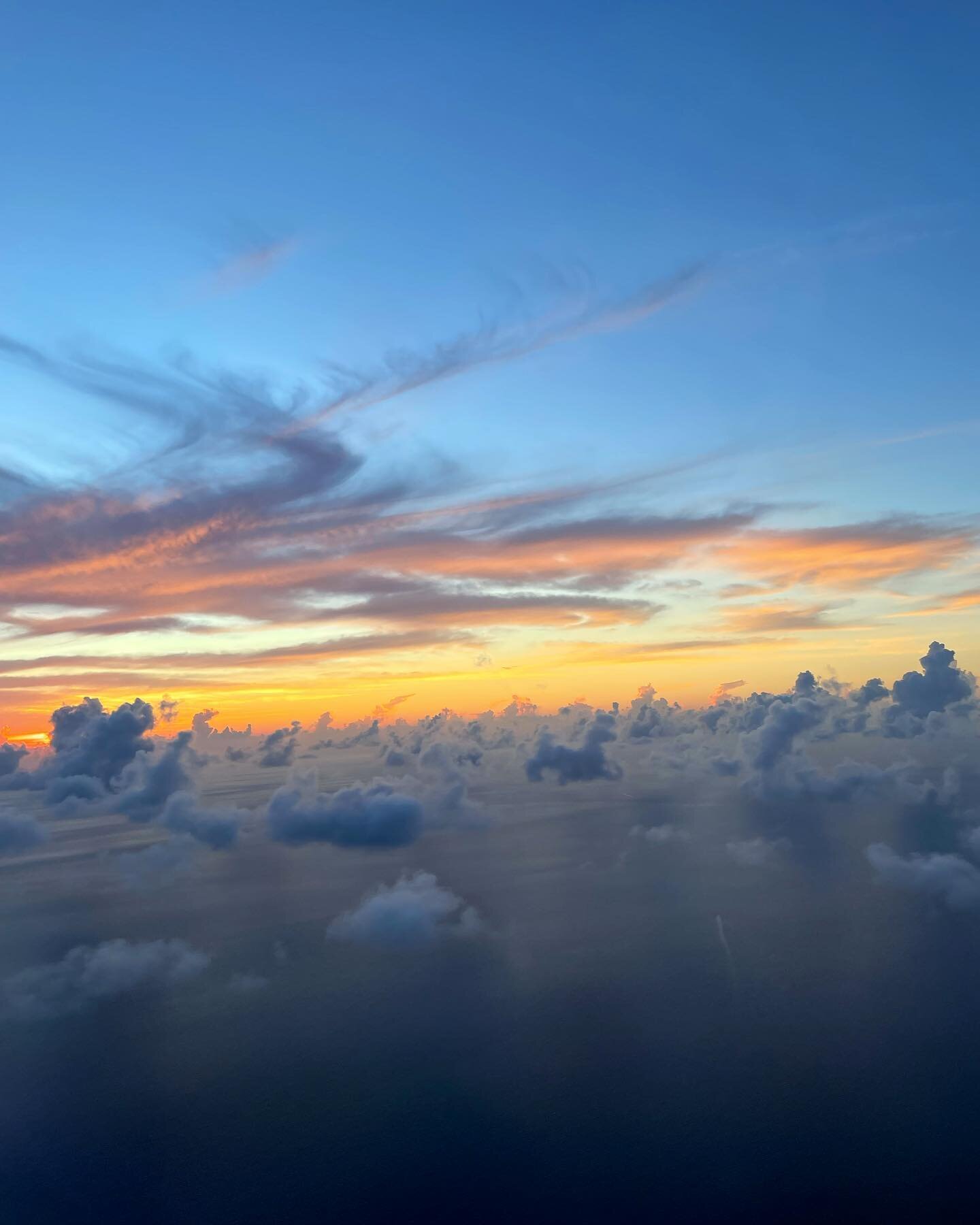 Somewhere above the clouds ⛅️✈️
.
.
Book your exclusive flight with us flying over Miami ✨💕