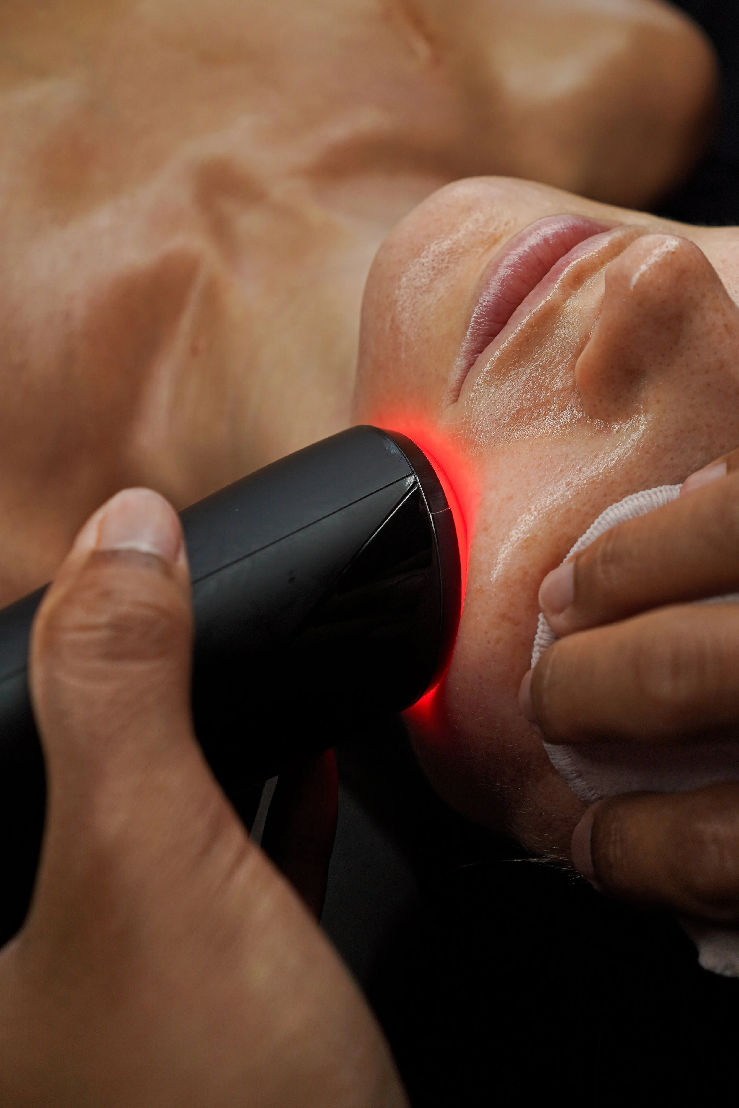 Red Light Therapy for Skin: Does LED Really Work? (Science Says Yes.)