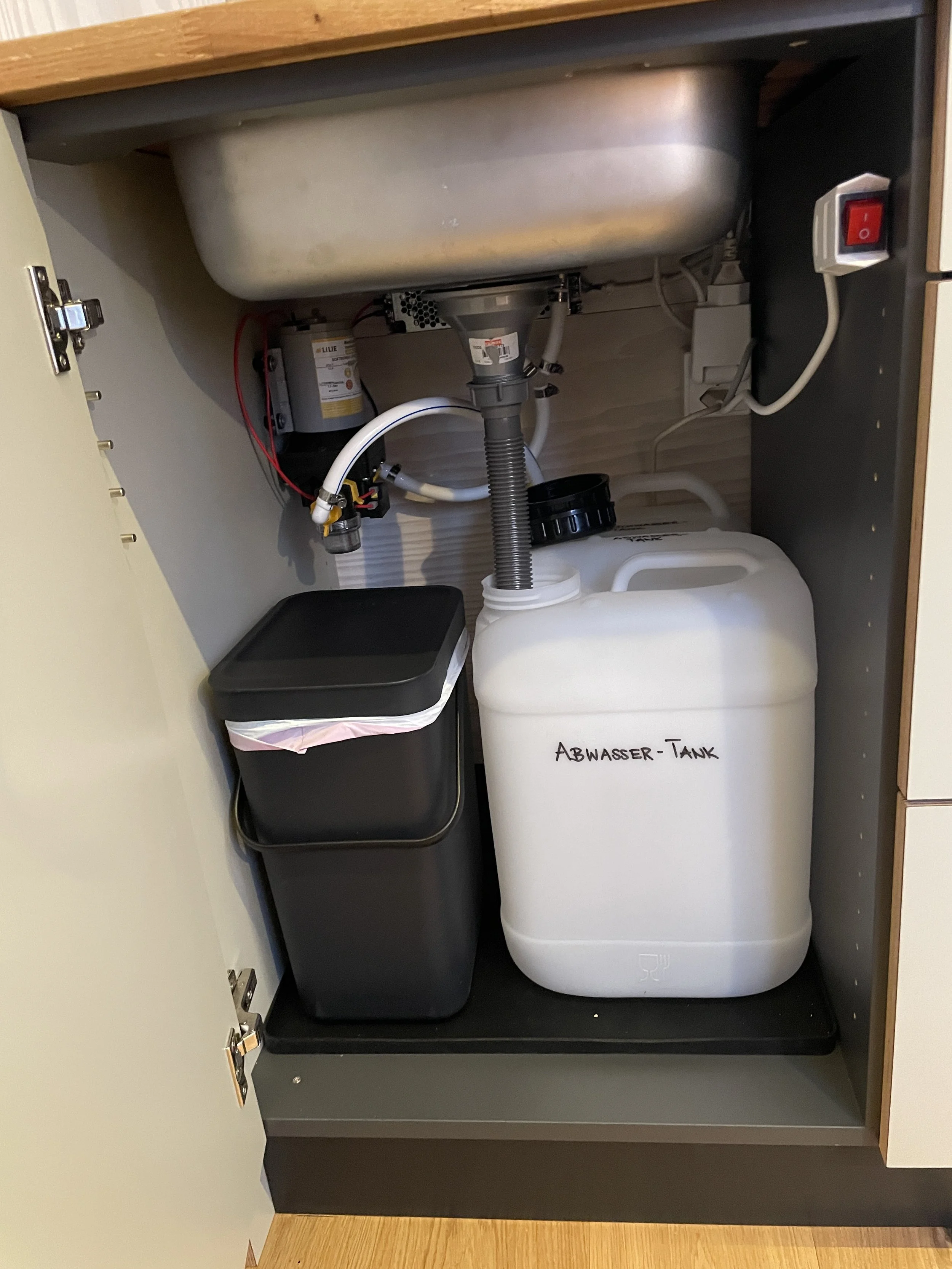 Wassertanksystem. Muss selbst gefüllt und geleert werden.