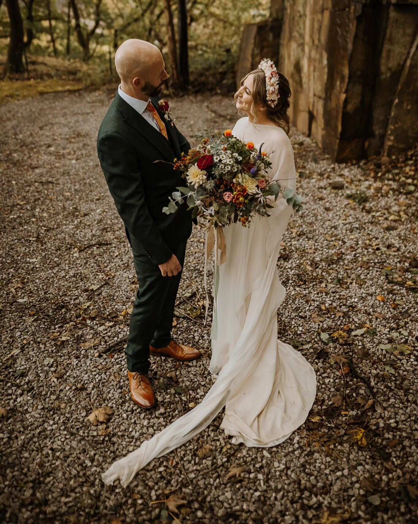 E&amp;D // This dress. These flowers. This wonderful rustic backdrop. A perfect autumn wedding at Torr Vale Mills ! 🍂

@weddingsattorrvalemill #torrvalemillwedding  #newmills #peakdistrictwedding #peakdistrictweddingphotographer