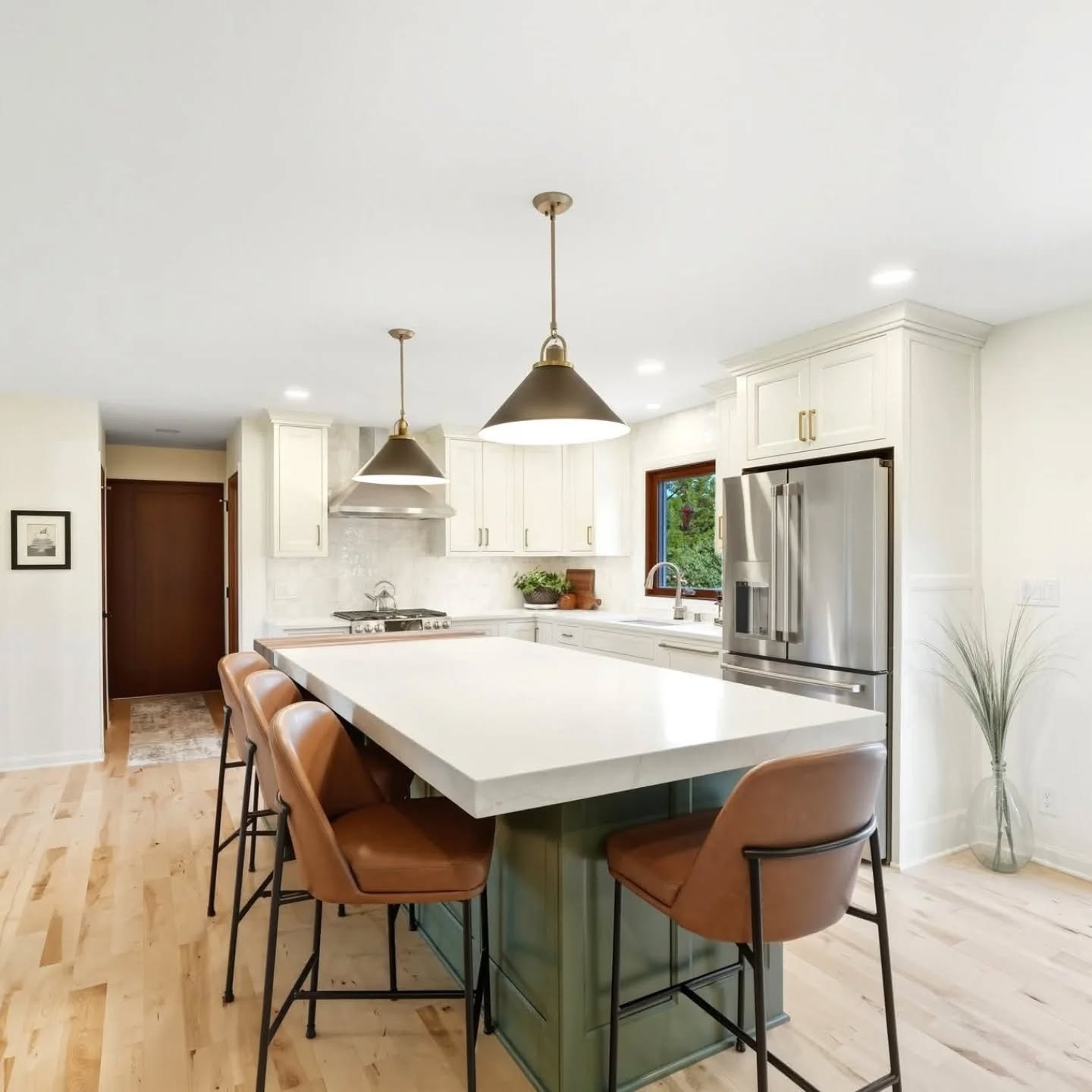 Completed project photos! Stunning new kitchen, wet bar and new dining room!  The wall between the kitchen and dining room was removed to open up the space and create a better connection.

Architect: @lexdesigngroupllc 
GC: @lifetime_renovation 

#ki