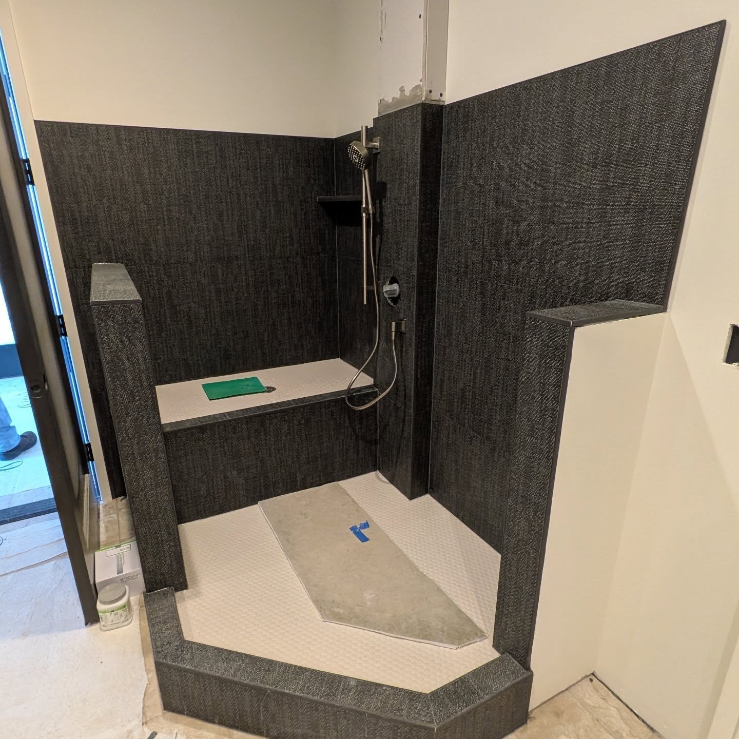 Dog wash in the mud room at Project 149!

#dogwash #mudroom #customhomes #luxuryhomes