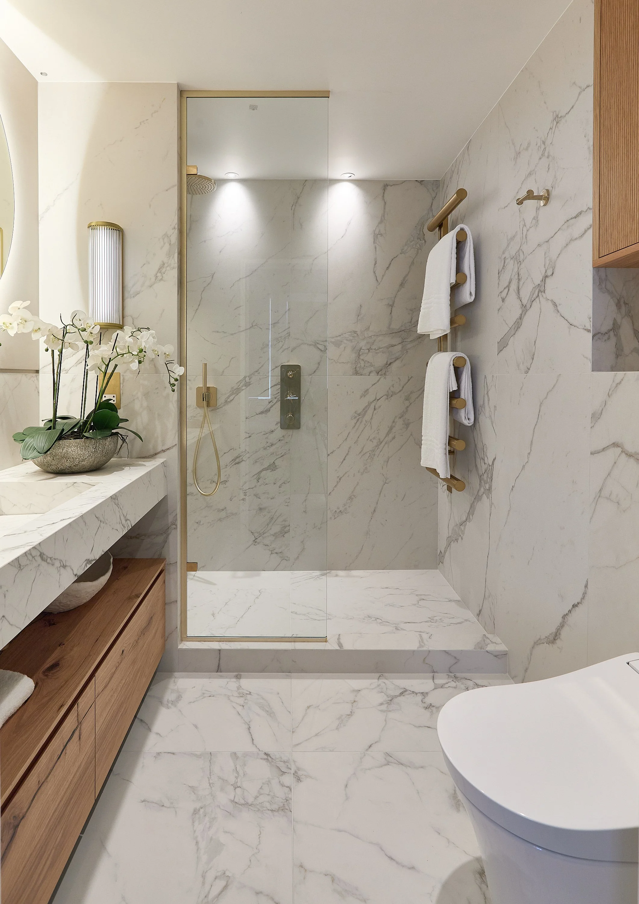 A wood and lacquered kitchen with quartz Work surfaces