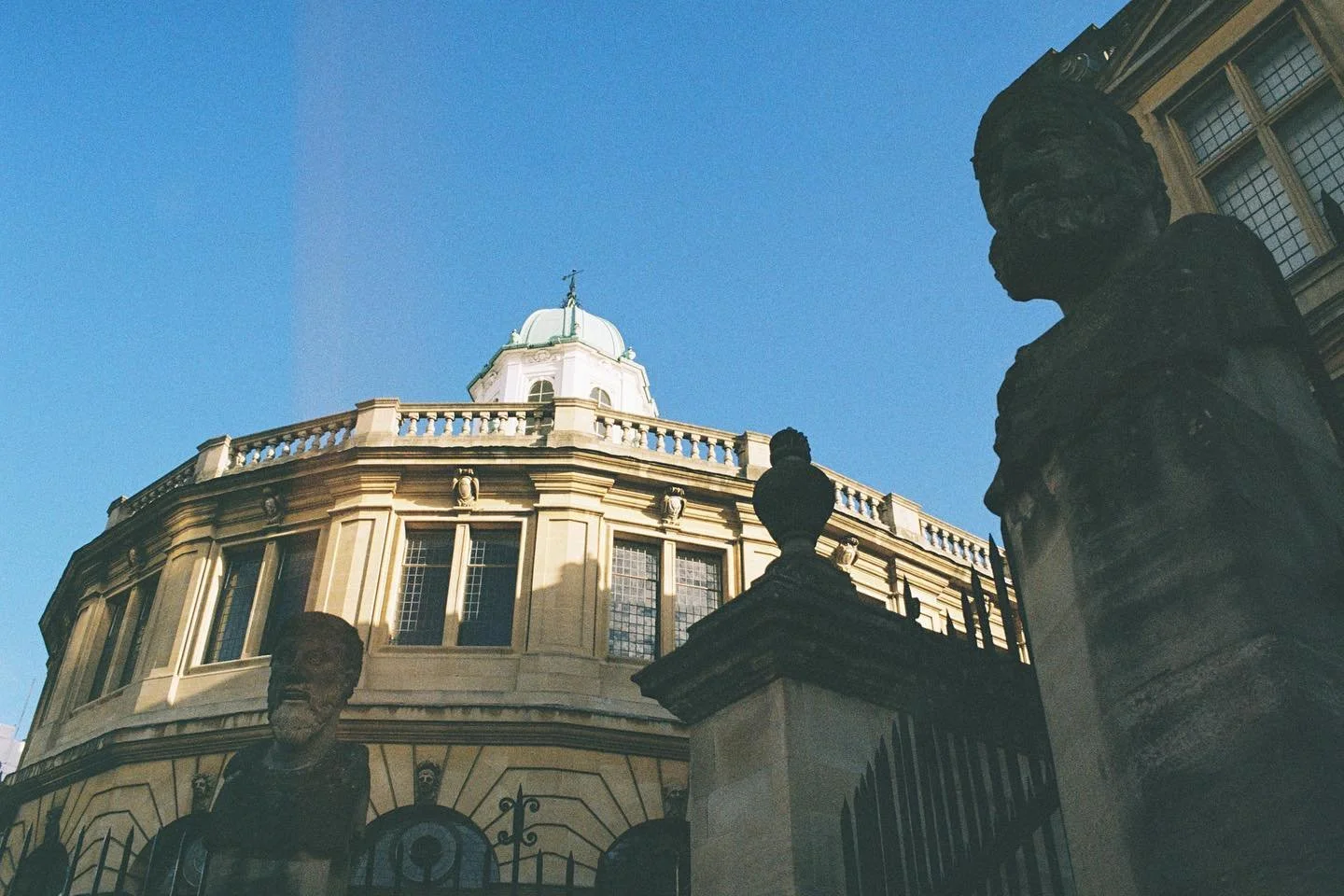 Streaking sunlight •
#portra400 #leica #leicar3