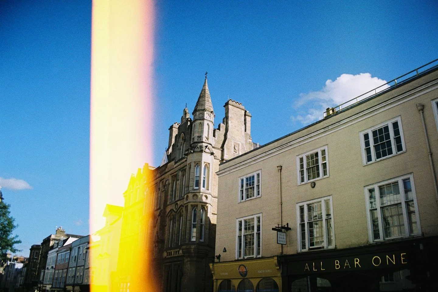 Somewhere on a street •
#portra400 #leica #leicar3