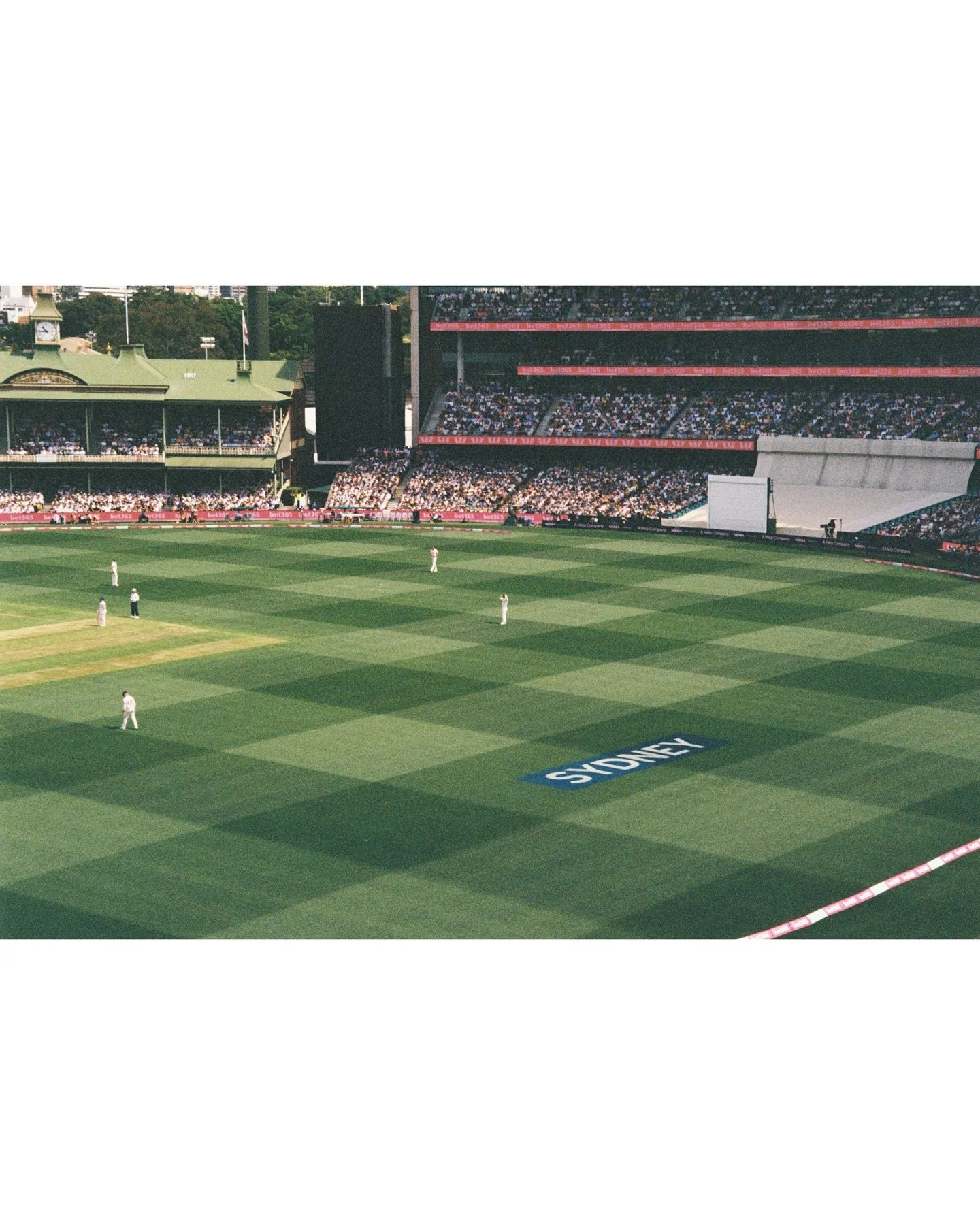 Sydney no.6 

33&deg;53&rsquo;29.74&rdquo; S | 151&deg;13&rsquo;33.06&rdquo; E

#leicar3 #kodakcolourplus200 #onfilm #analog #shotonfilm