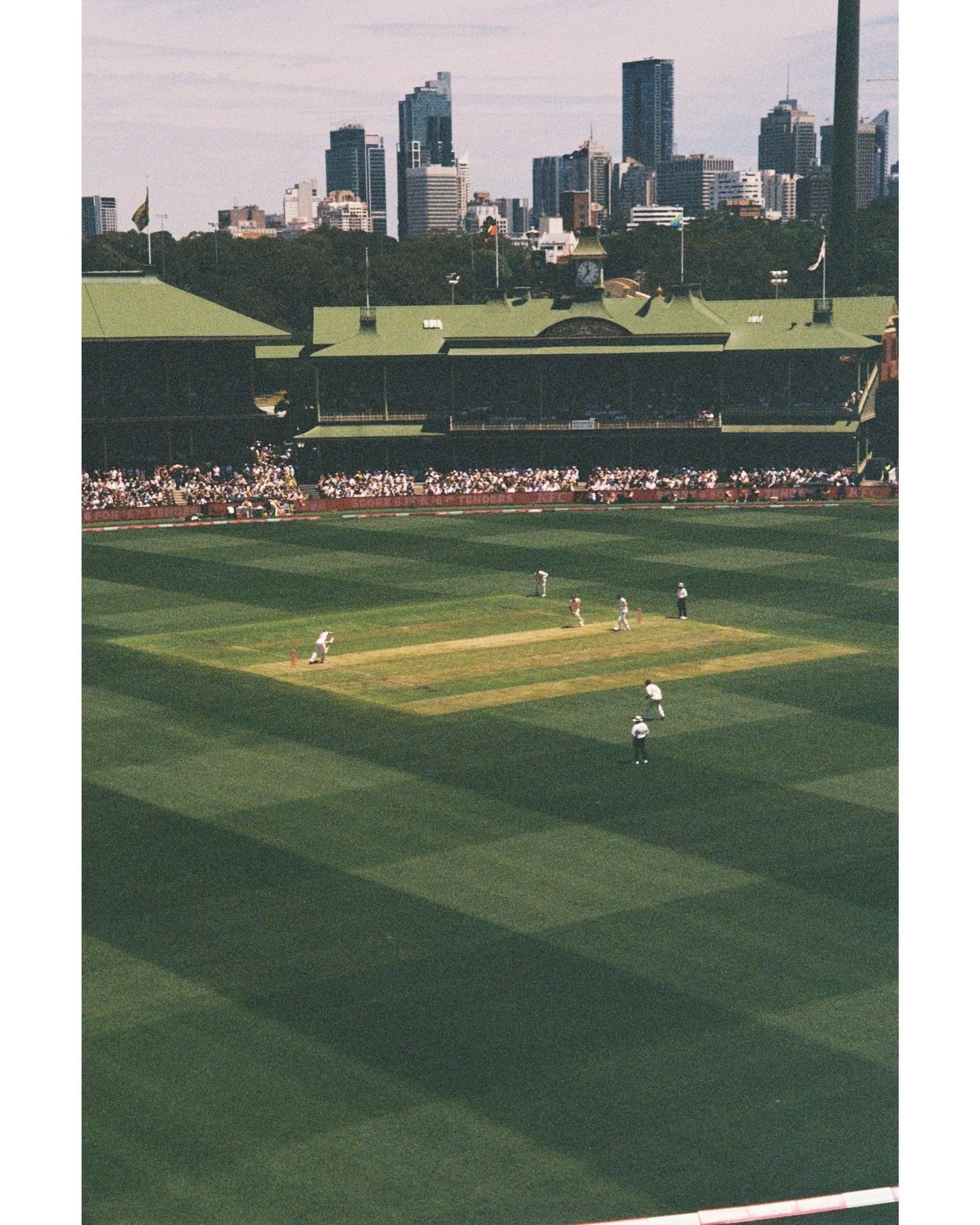 Sydney no.12 

33&deg;53&rsquo;29.74&rdquo; S | 151&deg;13&rsquo;33.06&rdquo; E

#leicar3&nbsp;#kodakcolourplus200&nbsp;#onfilm&nbsp;#analog&nbsp;#filmgrain