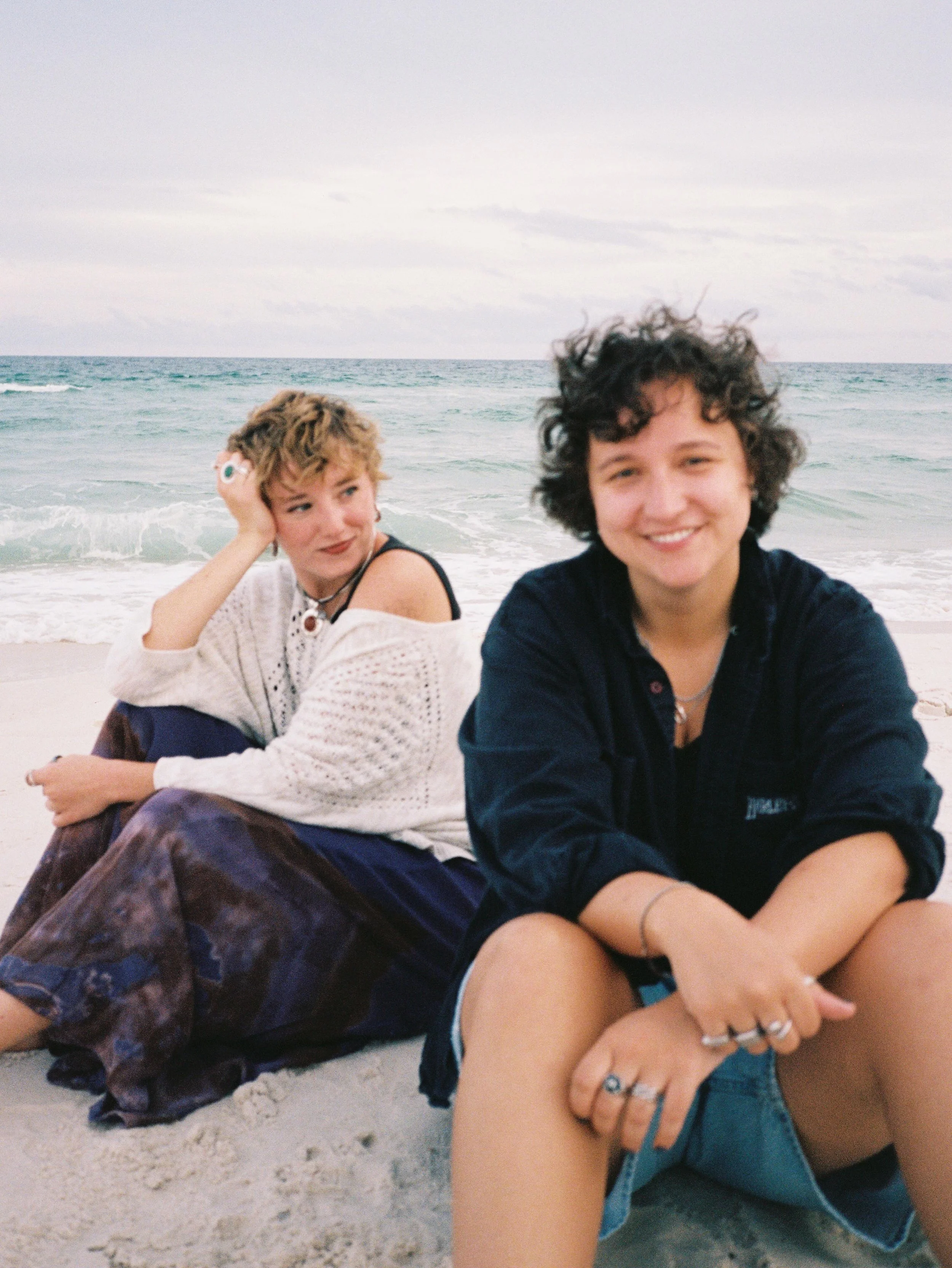 A CLOUDY EVENING AT THE BEACH WITH KAT &amp; PERI !!! I feel so much gratitude for the time spent with couples like these two. We giggled and chatted long after the session ended 🥹