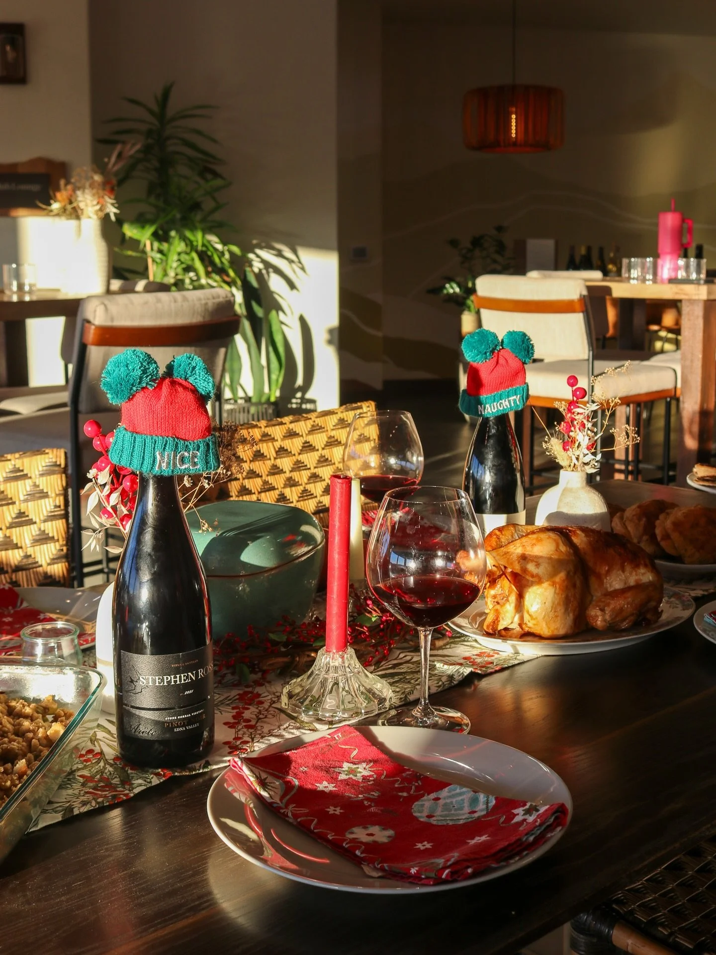 Holiday table = better with wine 🎄🍷

Order by Dec 13 (outside CA) or Dec 17 (CA) to receive in time for Christmas celebrations. 

Don&rsquo;t wait &mdash; stockings don&rsquo;t fill themselves ✨
&bull;
&bull;
&bull;
#winetime #getitbychristmas #cen