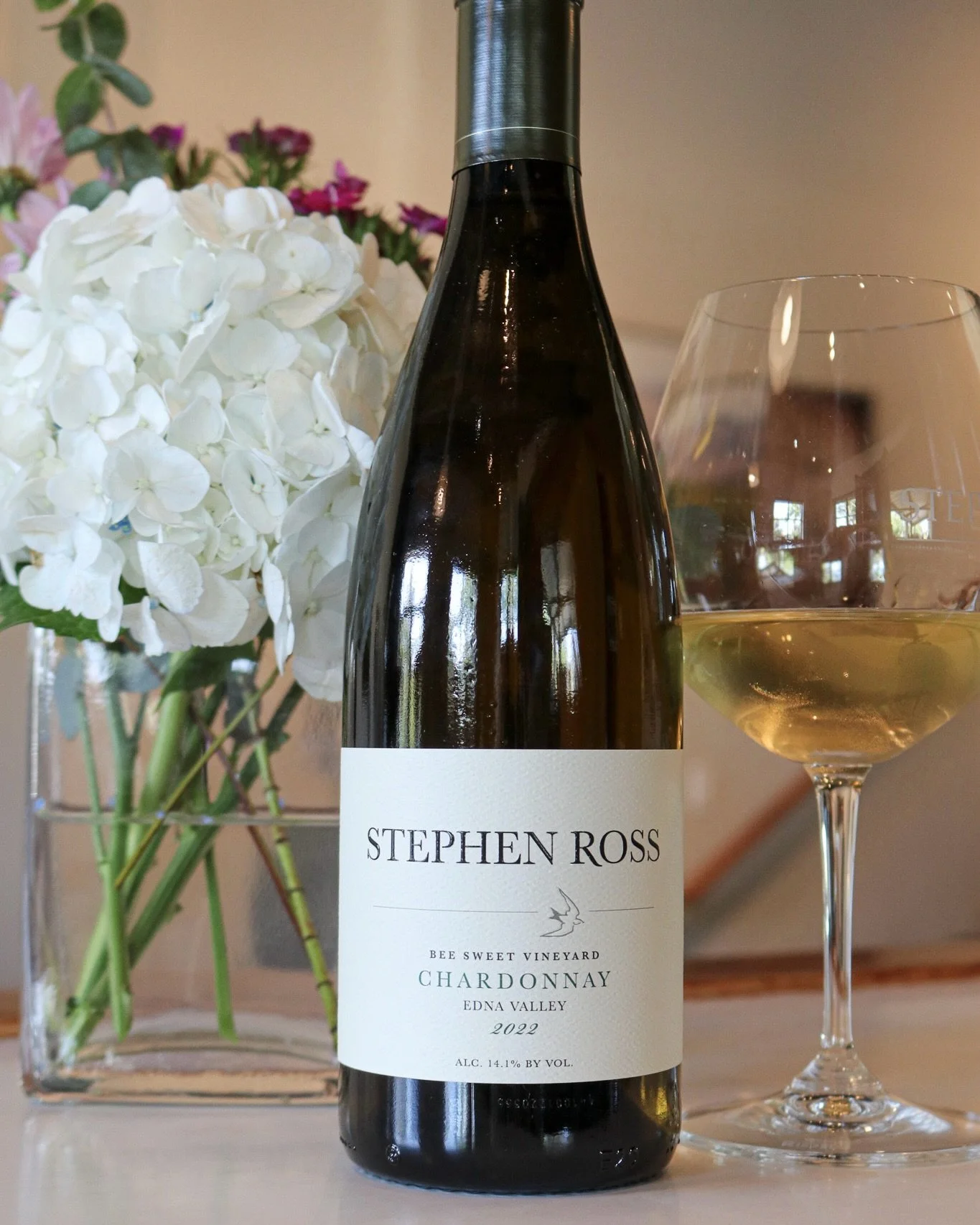 February in the tasting room brings wines worth lingering over. 

This month&rsquo;s flight includes a few bottles we keep coming back to&hellip;

🐝 Bee Sweet Chardonnay, because life should bee sweet, but balanced. 

✨ La Encantada Vineyard Pinot N