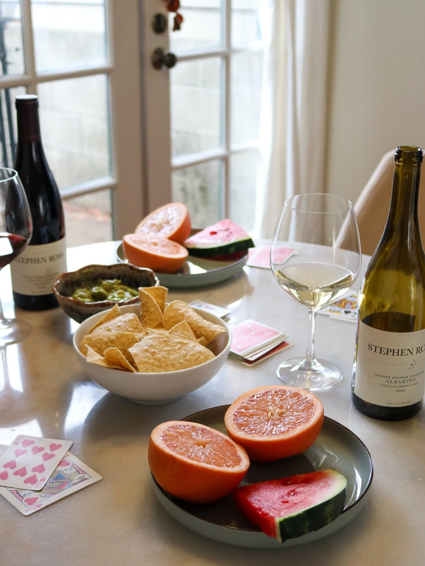 Weekend plans? We&rsquo;ll bring the wine 🥂
&bull;
&bull;
&bull;
#cardgames #winenight #happyhour #aperitivo #californiawine