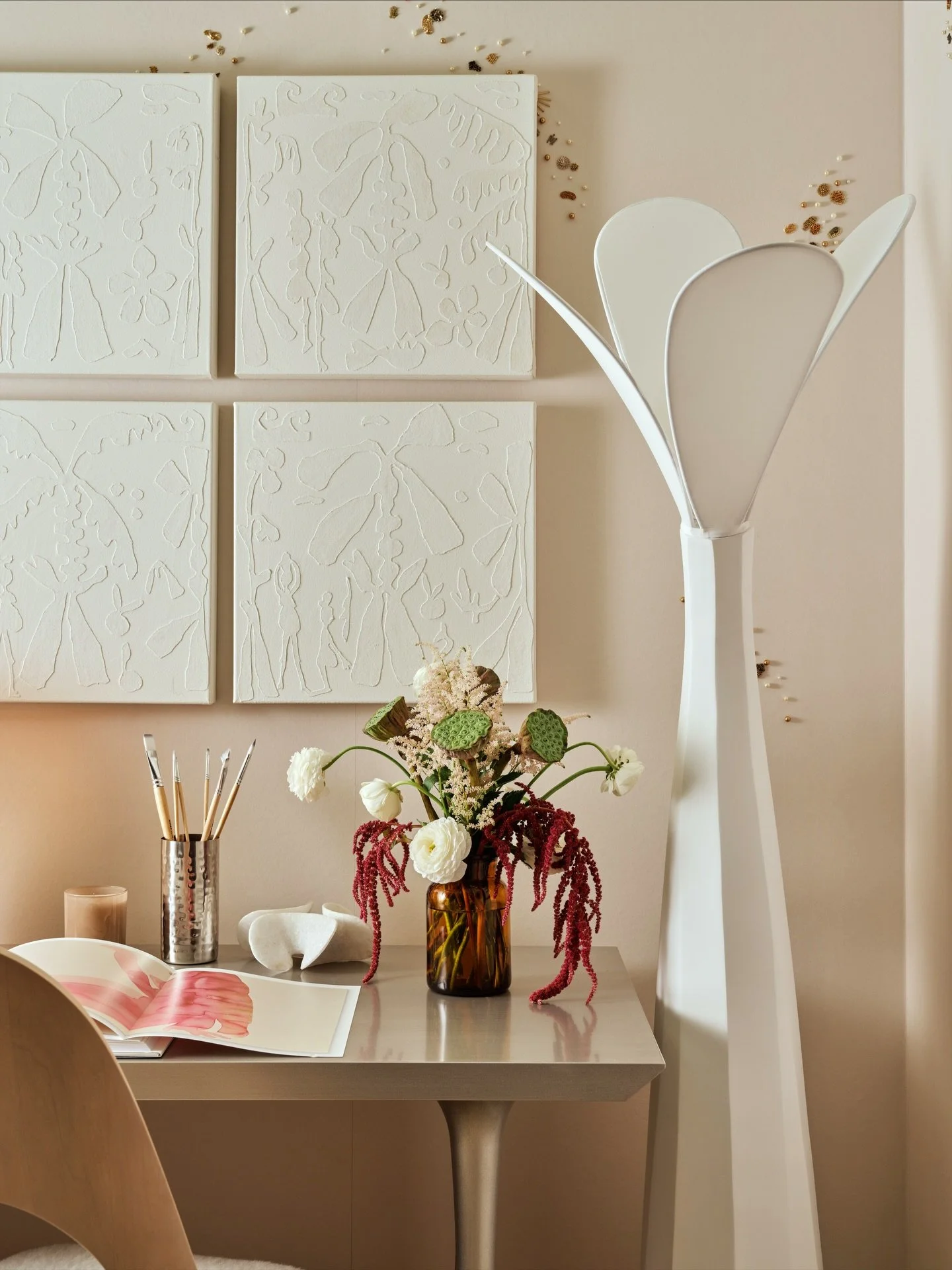 Thrilled to have &ldquo;Women of Palm Beach&rdquo; included in Albert Hadley&rsquo;s A Room With a View in Southport, CT.
Honored to see the work woven so thoughtfully into designer @helenbergininteriors vignette&mdash;both visually and thematically.