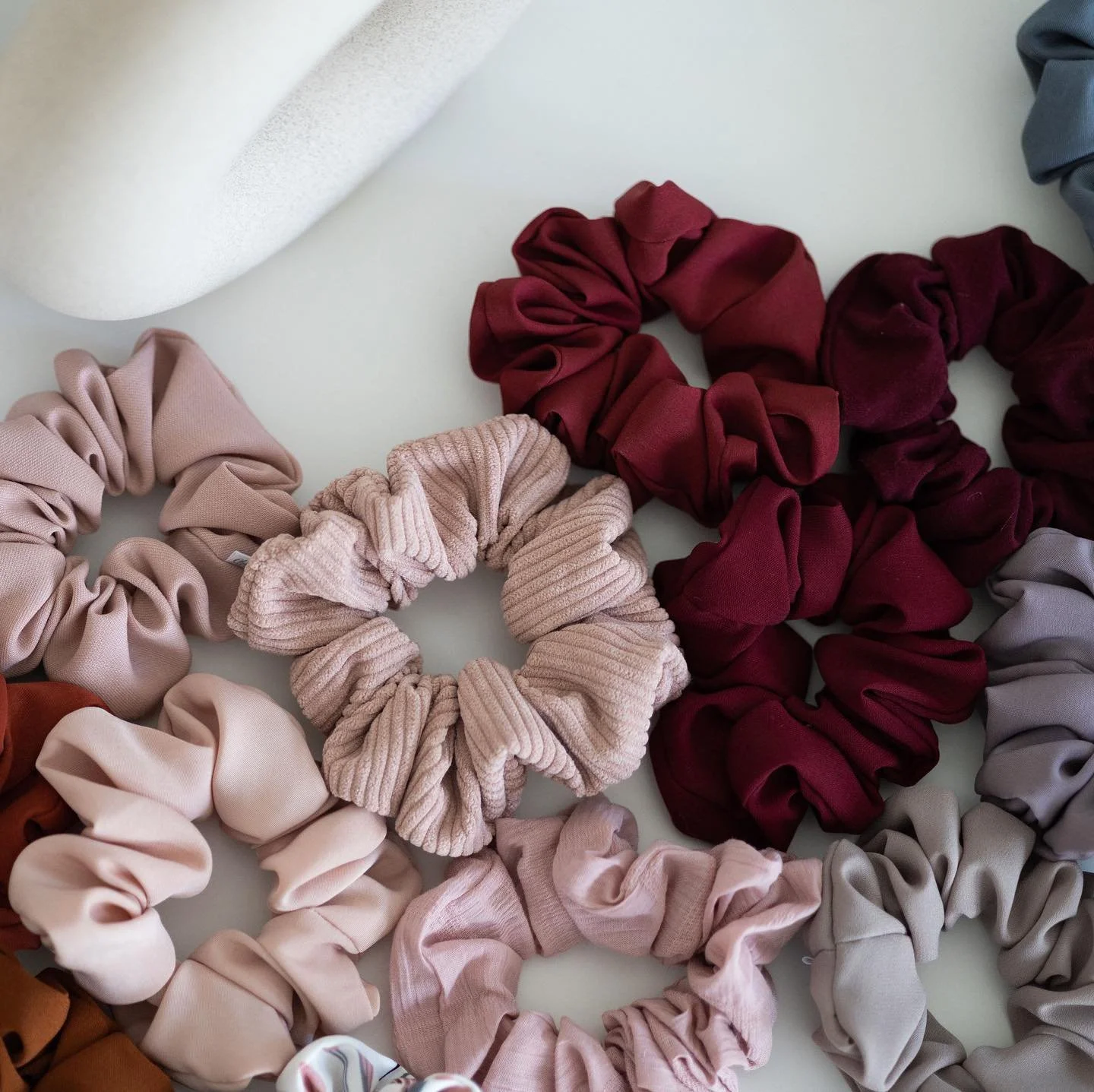 Le rose et le rouge sont &agrave; l&rsquo;honneur aujourd&rsquo;hui 🫶🏻

On parie qu&rsquo;on a pu retrouver plusieurs de nos chouchous dans vos cheveux pour agencer vos outfits 💃🏻

Est-ce que c&rsquo;&eacute;tait ton cas? 💕