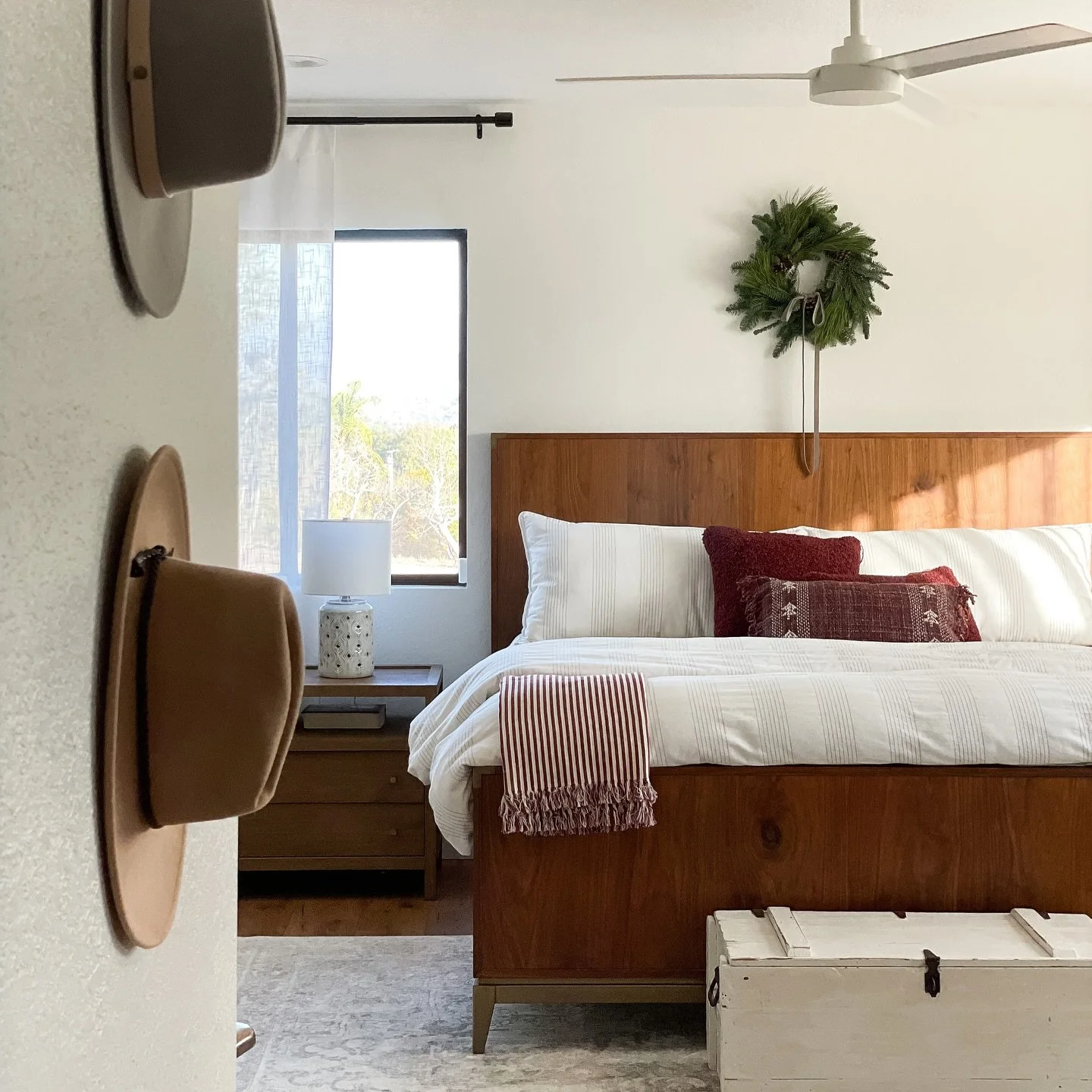 10/10 recommend a fresh pine wreath above your bed. 🛏️🎄 Will definitely have you dreaming of a White Christmas.