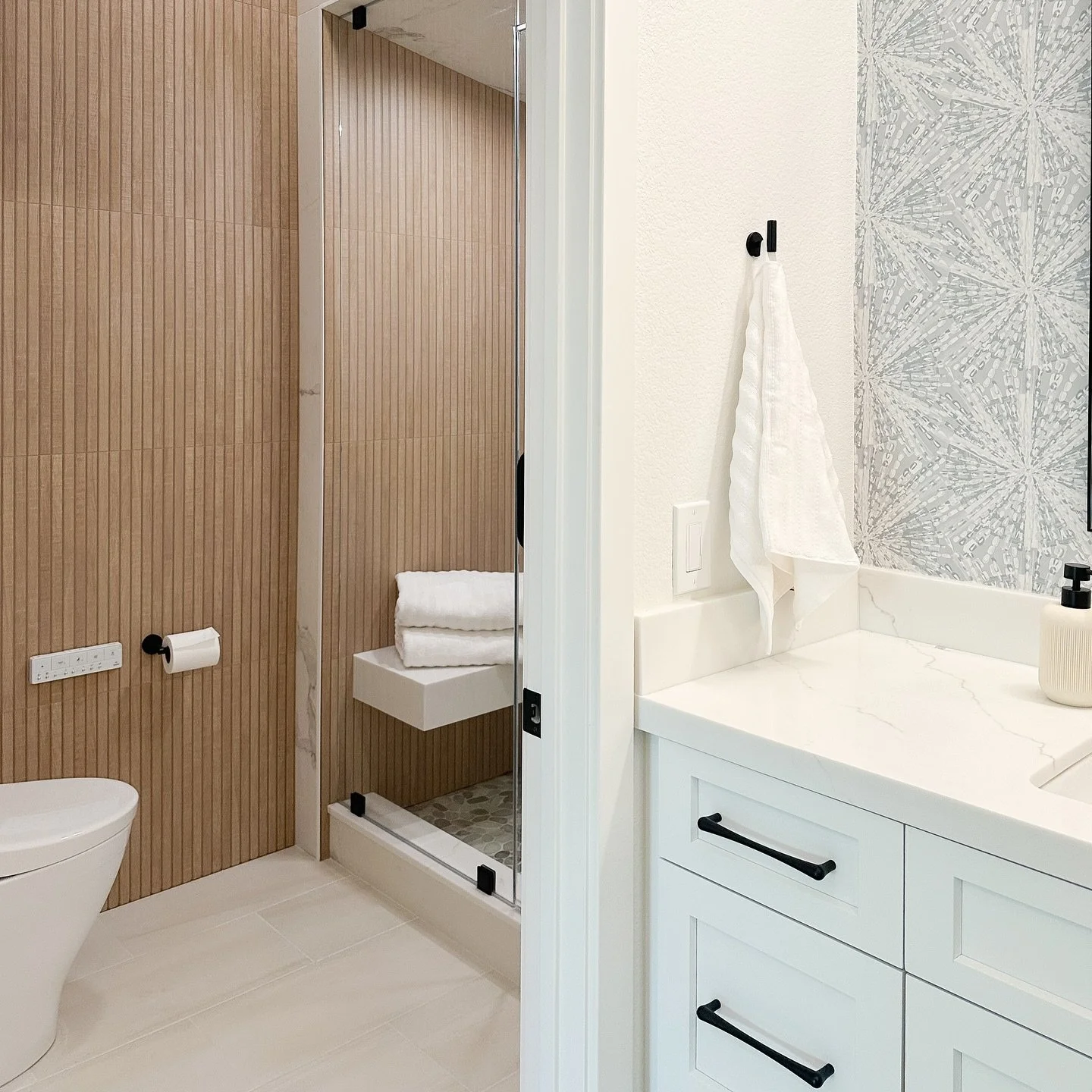 Steam shower, heated floors, custom cabinetry&hellip; all the ingredients for total relaxation in your very own home! Do NOT miss the before photos shared here too! 😅 

Design @eclecticacreranch 
Build @flatline_construction 
Cabinets @fallbrookwood