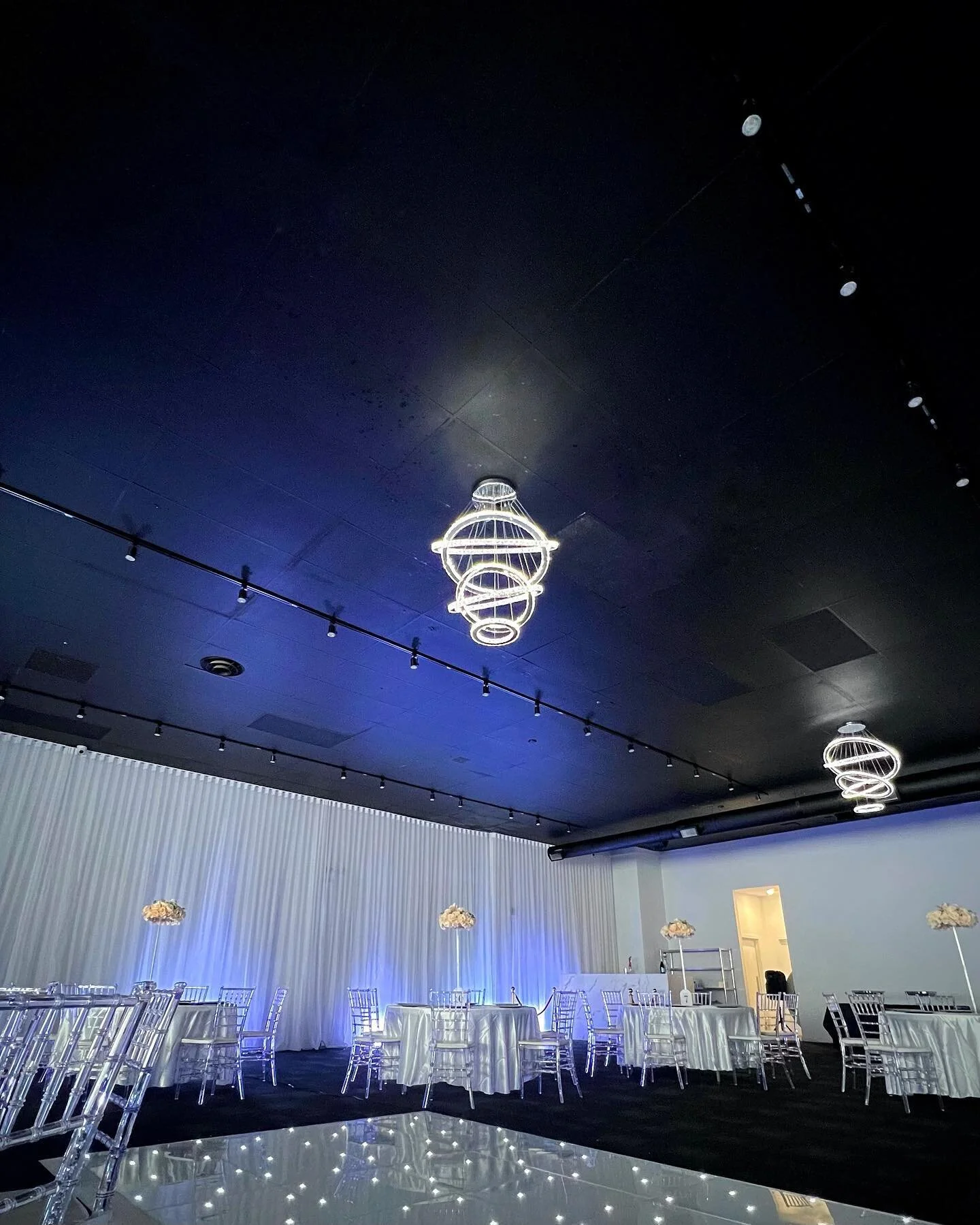 Our starlit dance floor is perfect to elevate your event. 🤍 | Notre piste de danse &eacute;toil&eacute;e est parfaite pour rehausser votre &eacute;v&eacute;nement. 🤍
.
.
.
.
.

#mtl #montreal #mtlevent #mtlevents #montrealevents #montrealeventplann