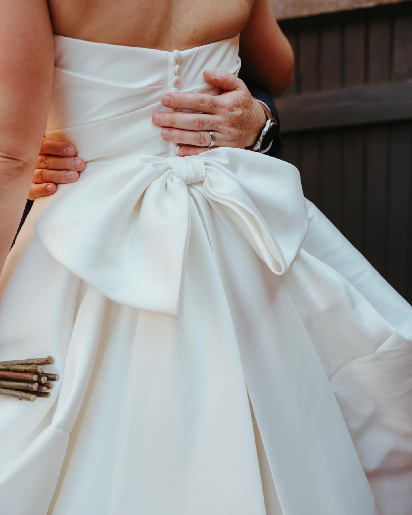 Wedding sneaks delivered 💌

The Teagues&rsquo; were a whole lot of fun &amp; I can&rsquo;t wait to edit their full wedding gallery because these photos are GORGEOUS!

cordinator: @langleyeverafter
venue: @wayfarerjotelsandevents
florals: @sbblooms