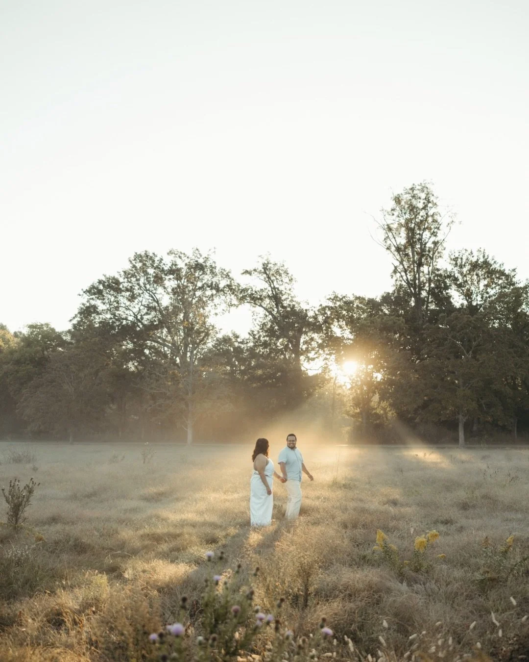 It&rsquo;s honestly such a shame I haven&rsquo;t shared these yet! A dreamy sunrise this past summer 🤍

 Rani + Obed wrapped in quiet moments just outside Nashville &mdash; the kind that feel like the world paused just for them. This is why I&rsquo;