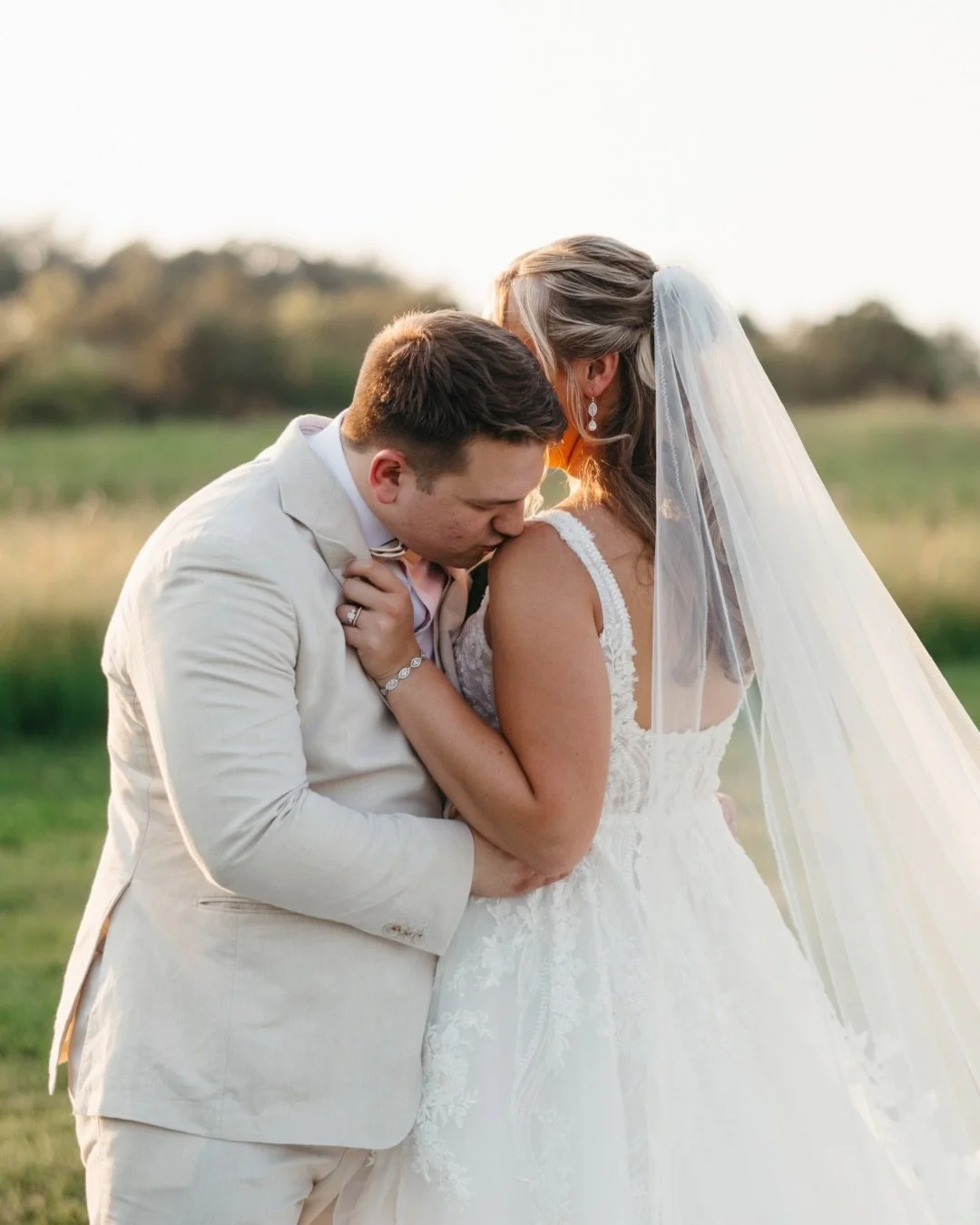 Golden hour at White Dove Barn 🤍

Those rolling Tennessee hills, summer light, and romantic portrait moments make this venue feel so dreamy and timeless.

I can&rsquo;t wait for this summer&rsquo;s weddings. If you&rsquo;re planning a 2027 summer we