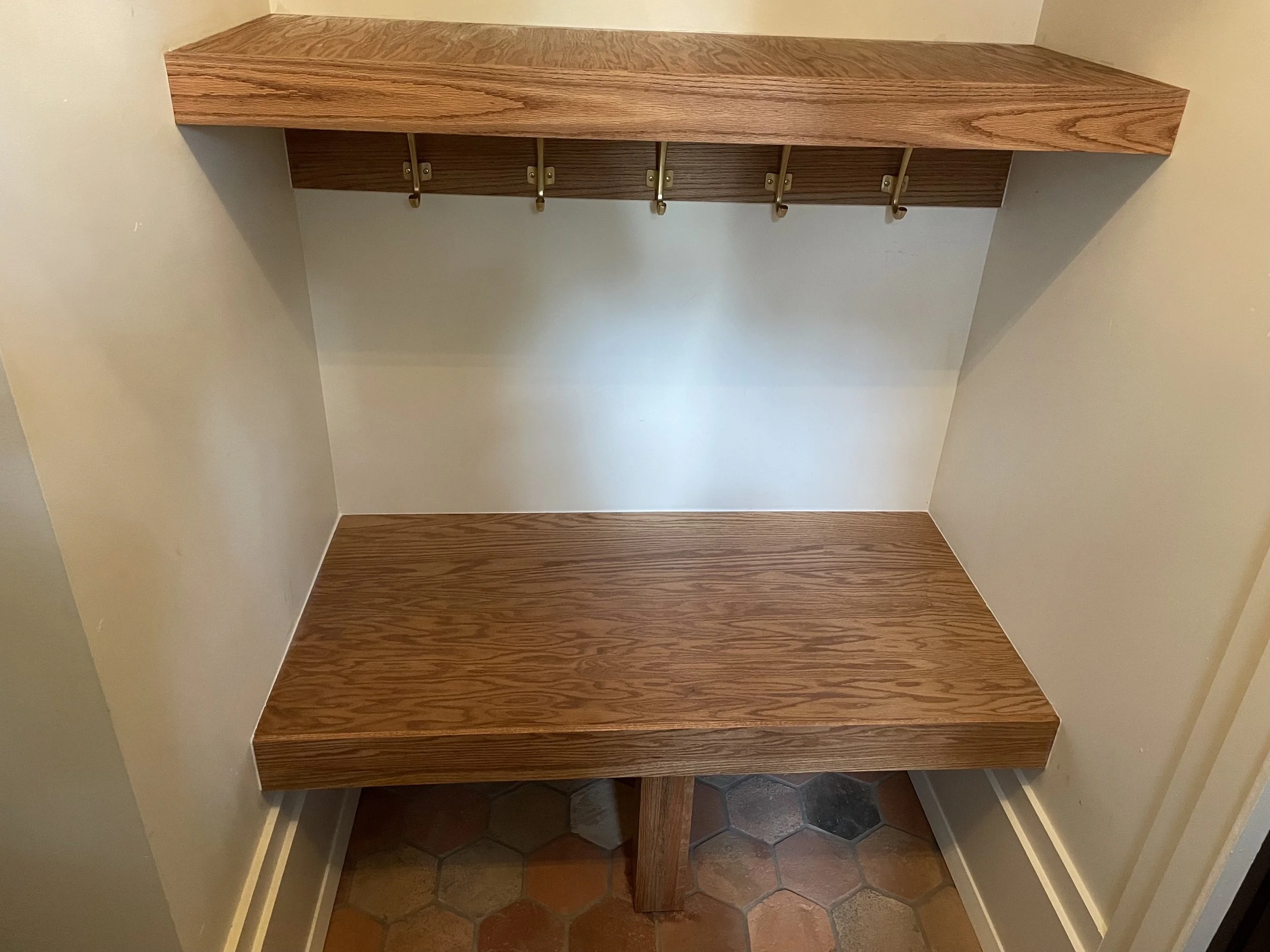 Front view of the oak entry bench and coat hook shelf.