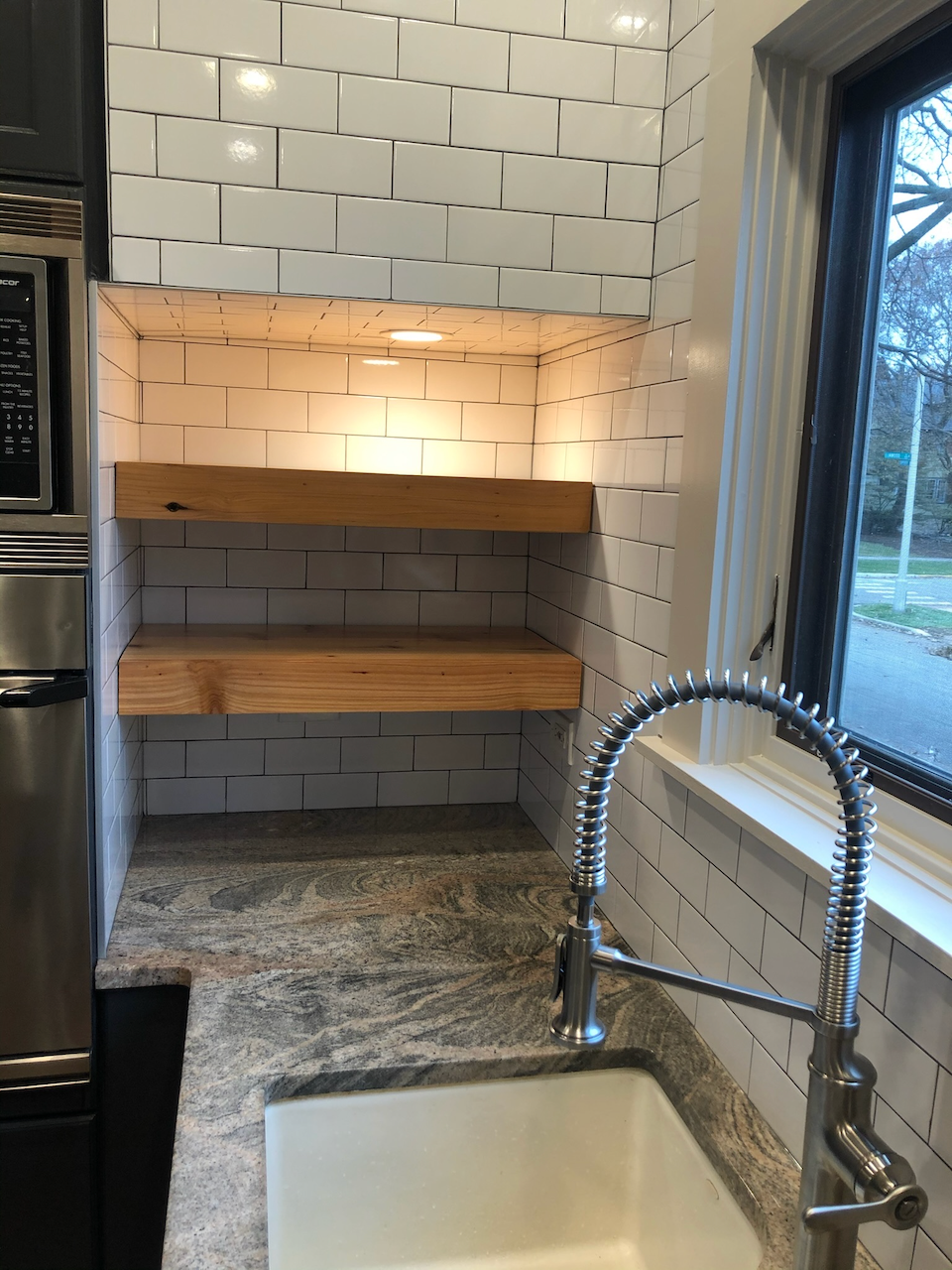 Kitchen shelf niche beside the sink and window.