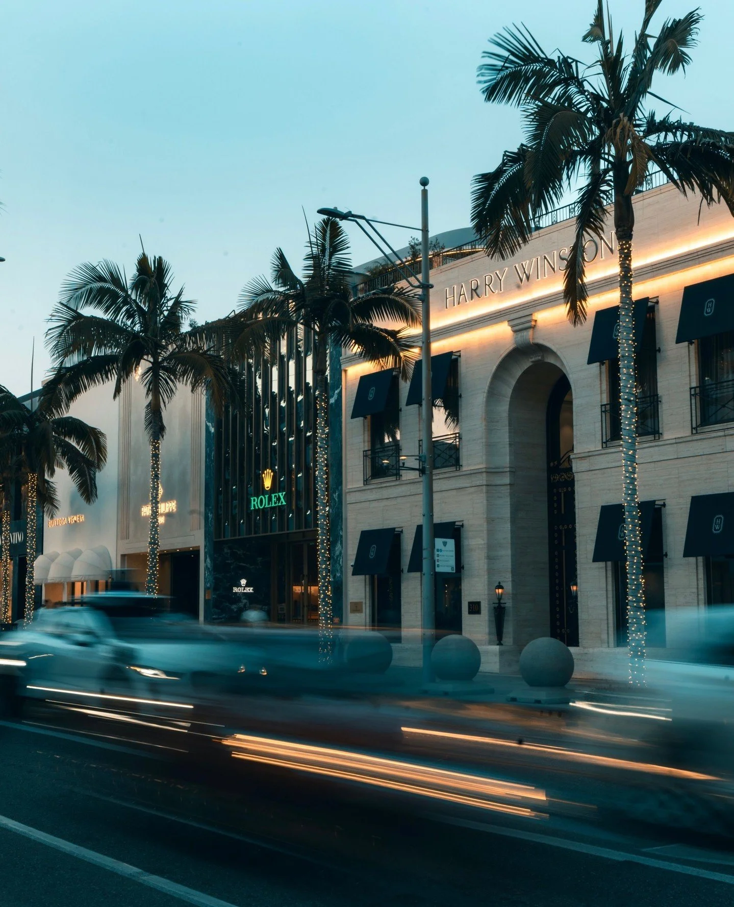 When the lights come on and the traffic slows down, the boulevard takes on a different kind of magic. ✨⁠
⁠
What's your favorite time of day on Rodeo Drive?⁠
⁠
#OnlyOnRodeo⁠
⁠