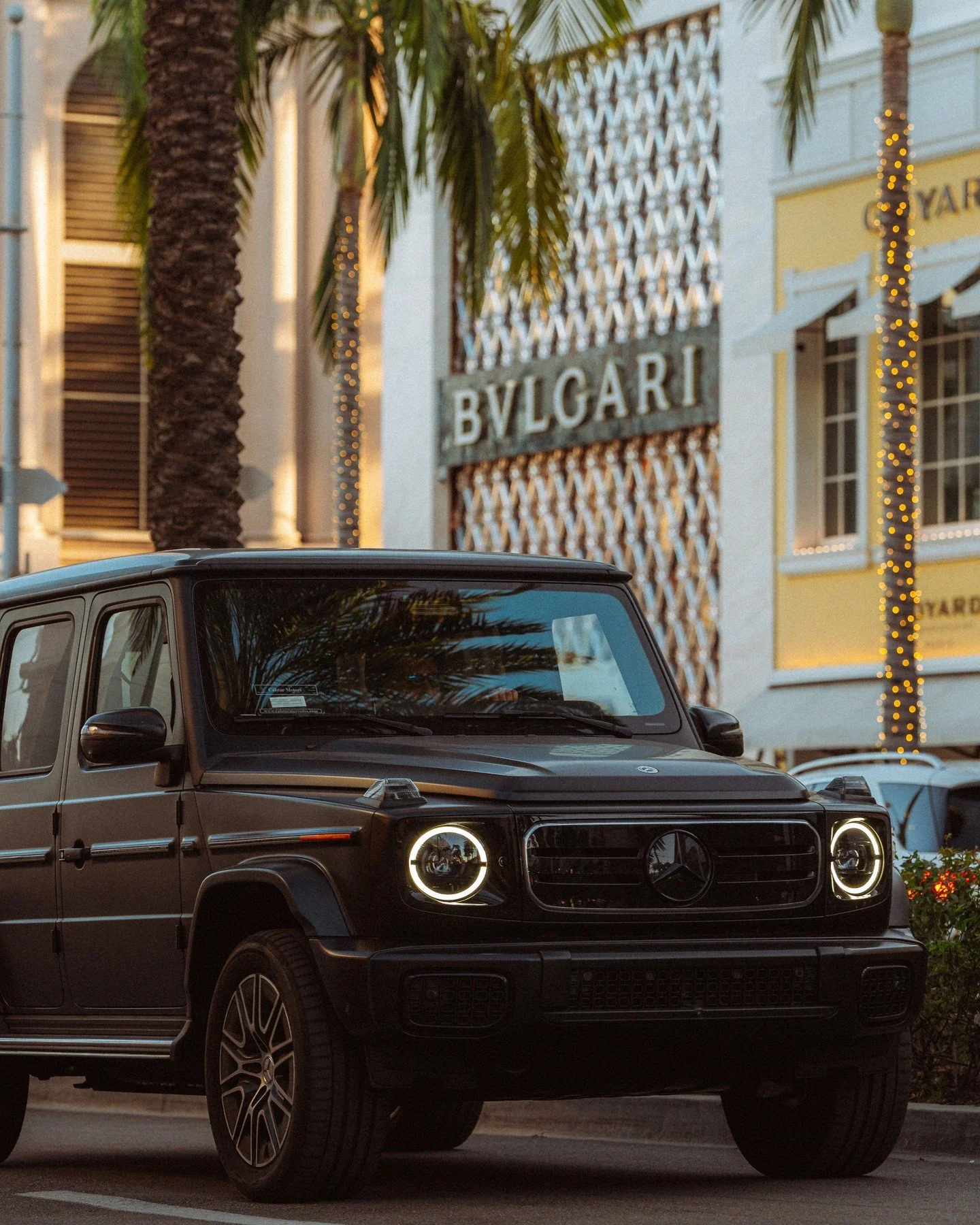 Rodeo Drive in motion. ✨⁠
⁠
What catches your eye first when you're on Rodeo Drive?⁠
⁠
#OnlyOnRodeo